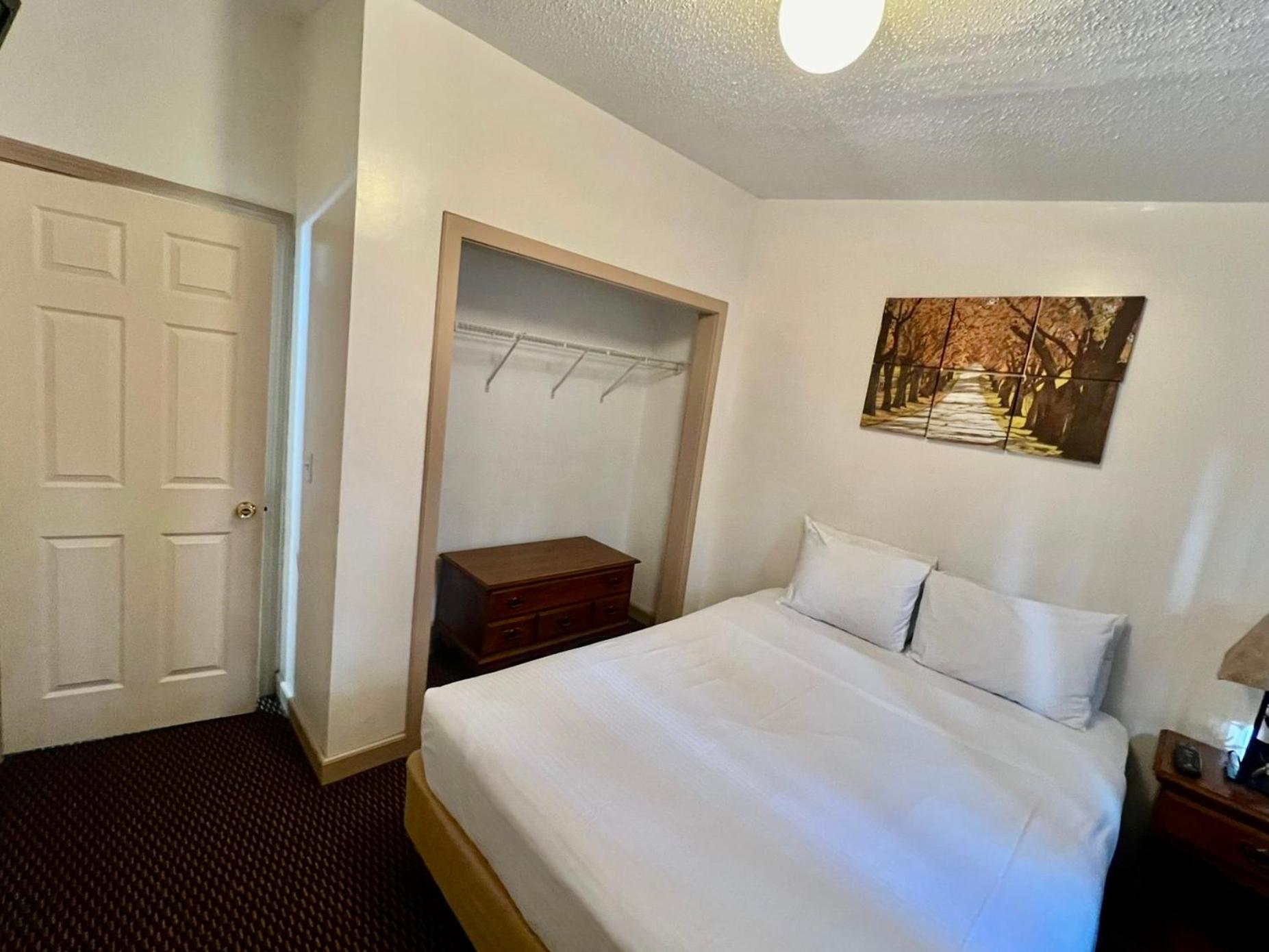 Two-Bedroom Cottage - Non-Smoking - Photo 7