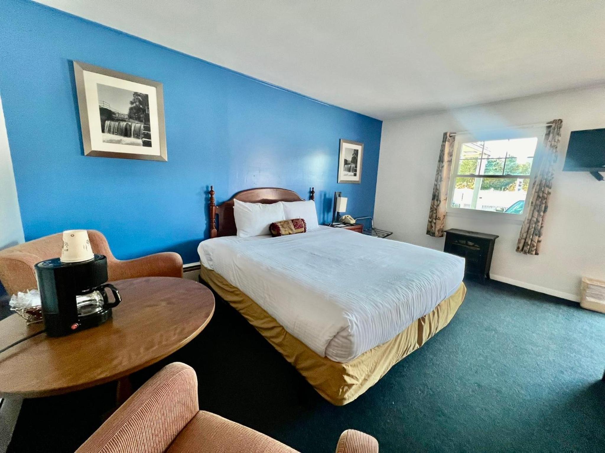 King Room -Non-Smoking  - Photo 2