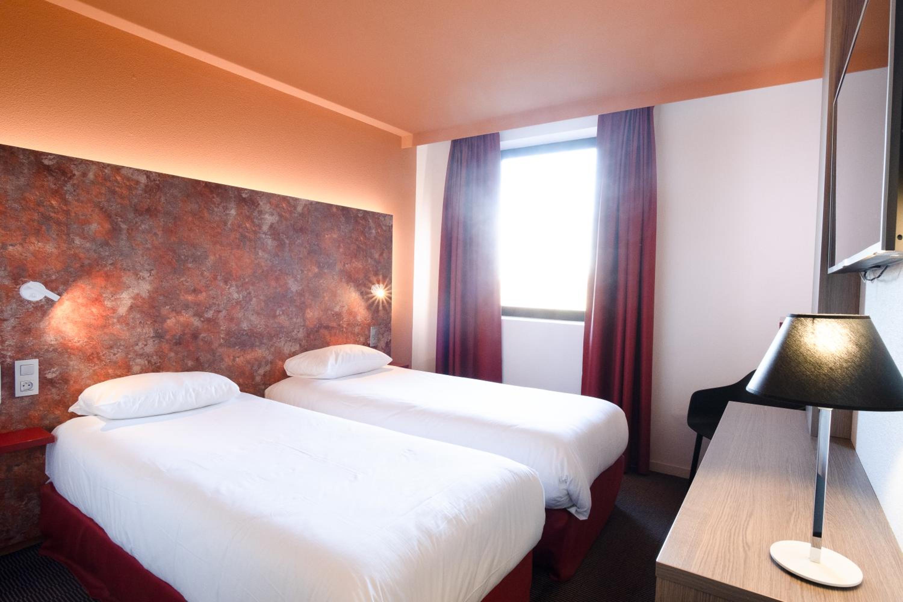 Standard Twin Room - Photo 3