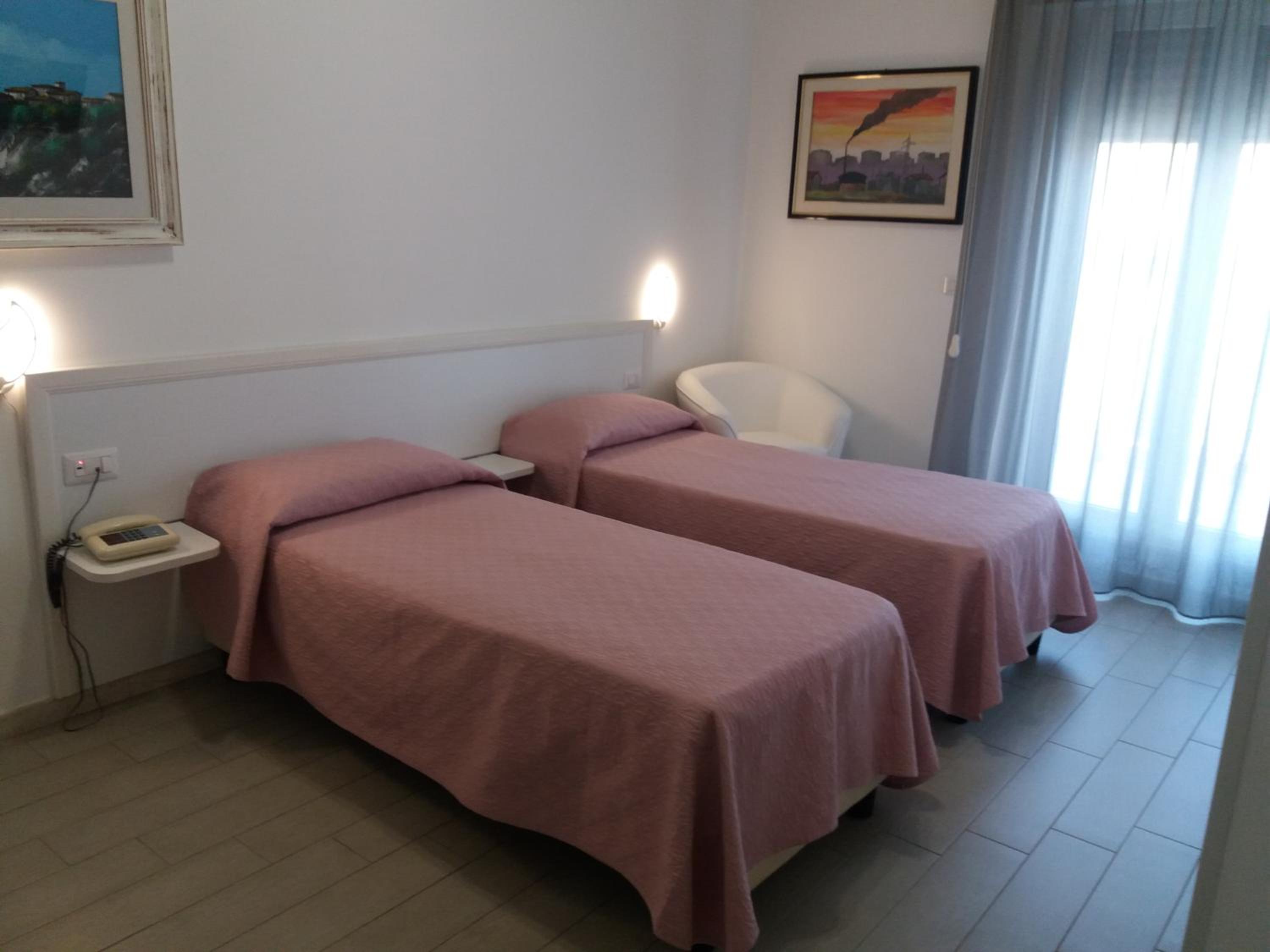 Twin Room - Photo 9