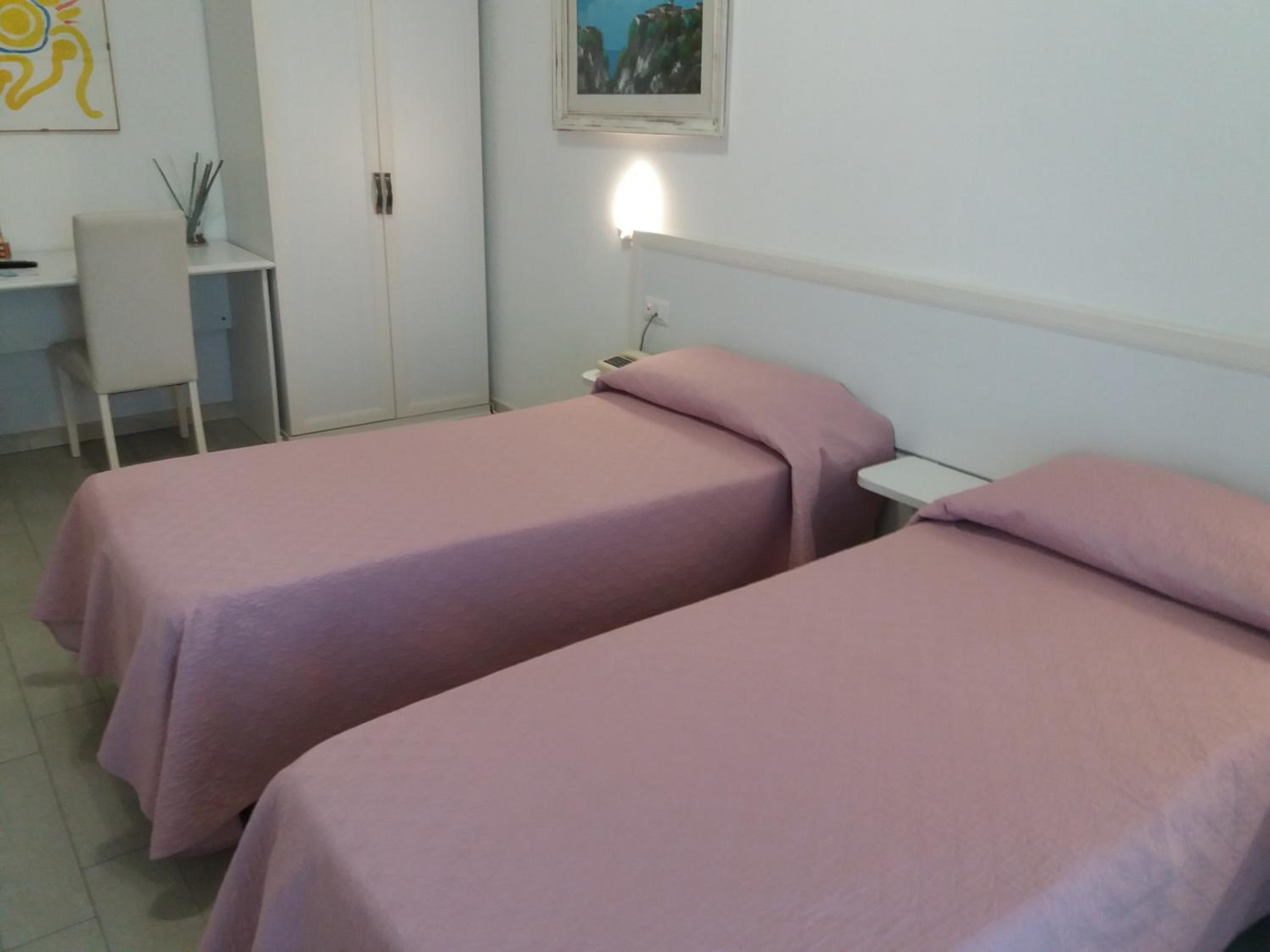 Twin Room - Photo 8