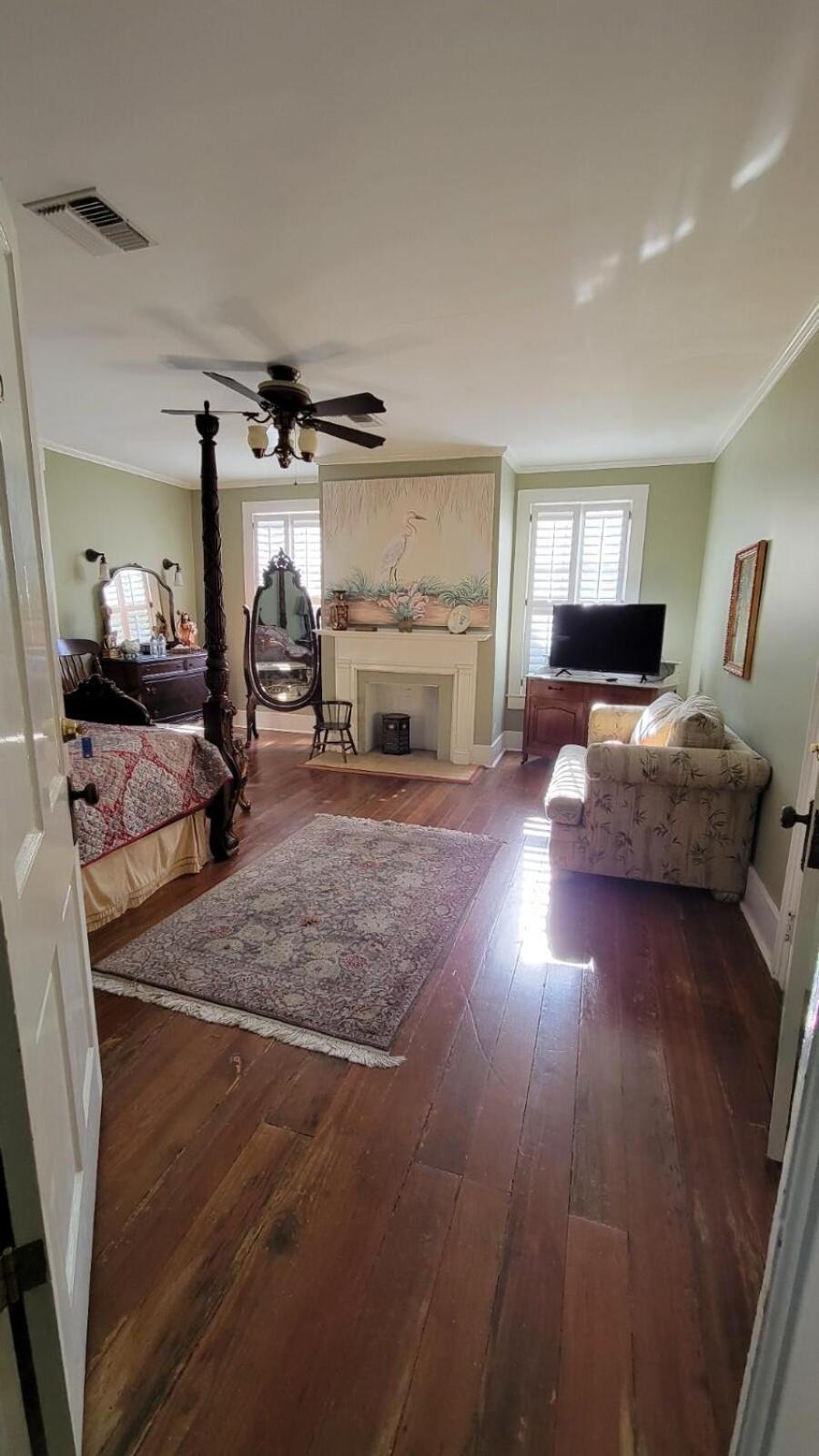 Queen Room photo 1