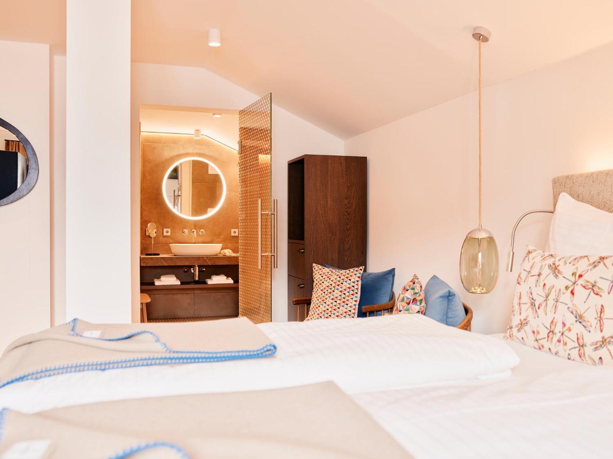 King Room with Lake View - Photo 4
