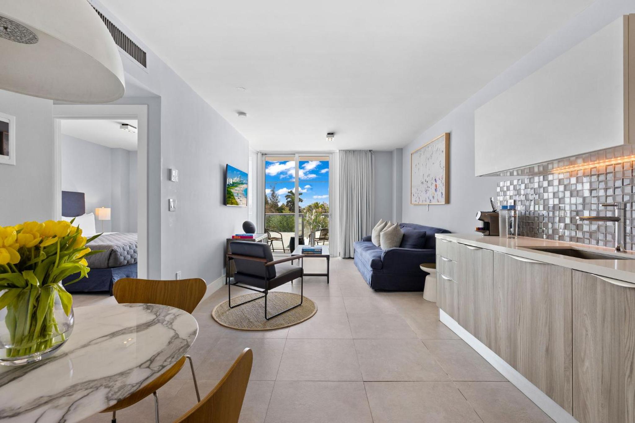 Signature King One Bedroom Suite - with Kitchenette and Balcony photo 3