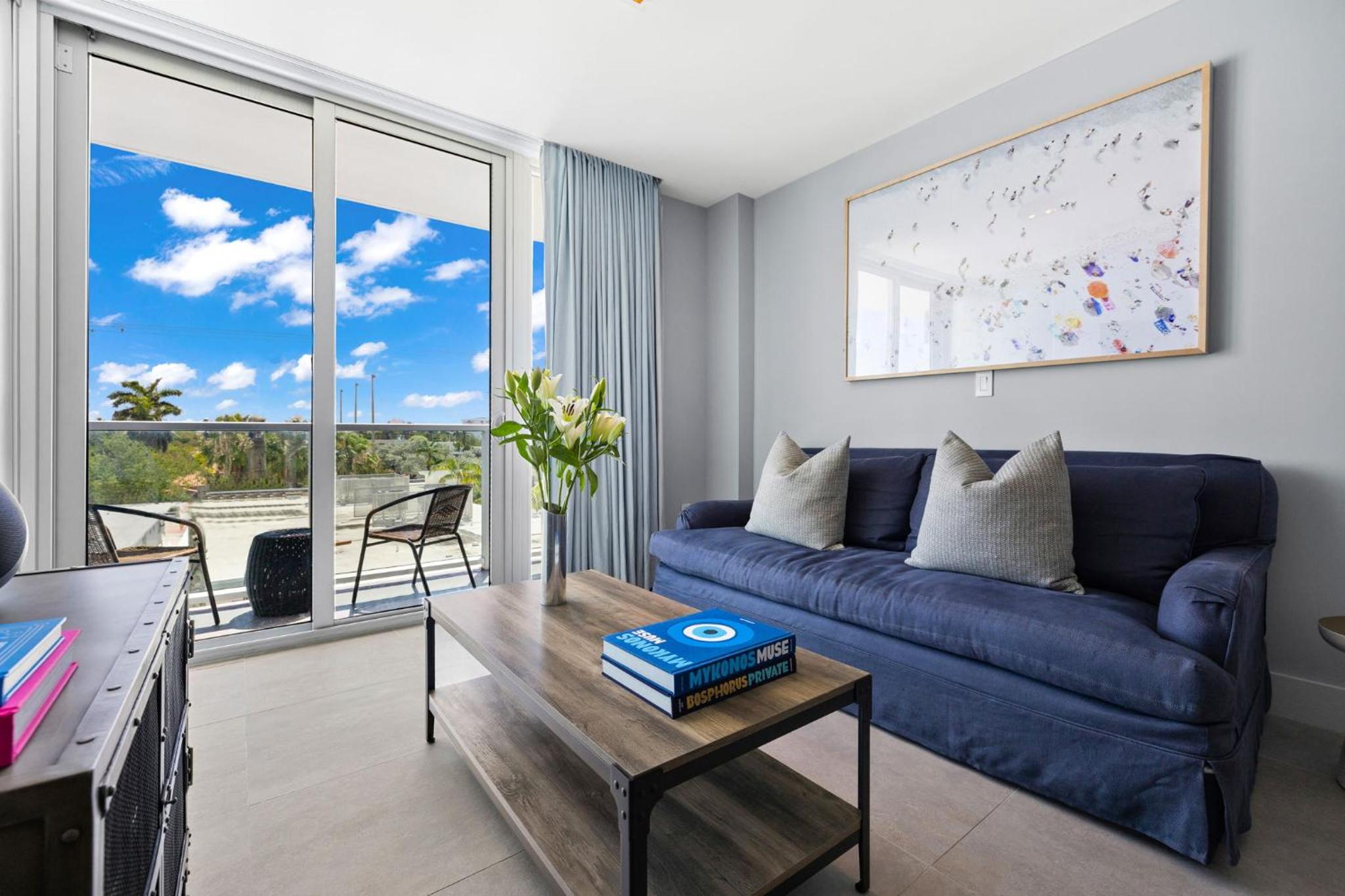Signature King One Bedroom Suite - with Kitchenette and Balcony photo 2
