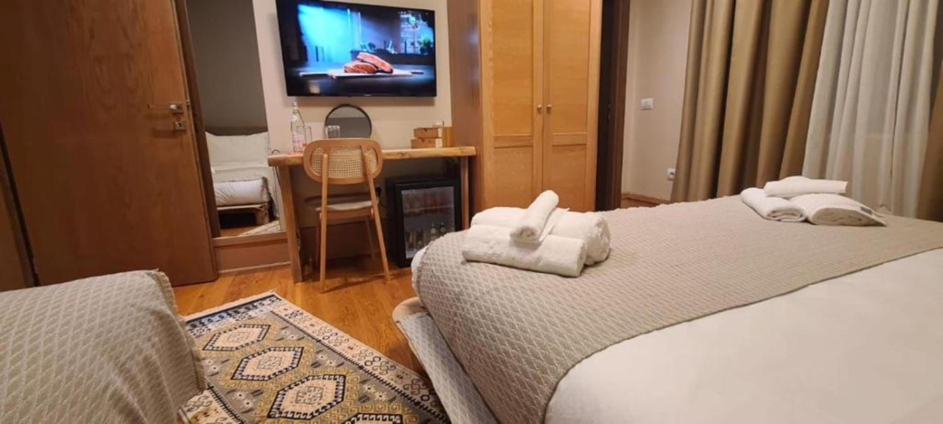 Deluxe Double Room (2 Adults + 1 Child) photo 3