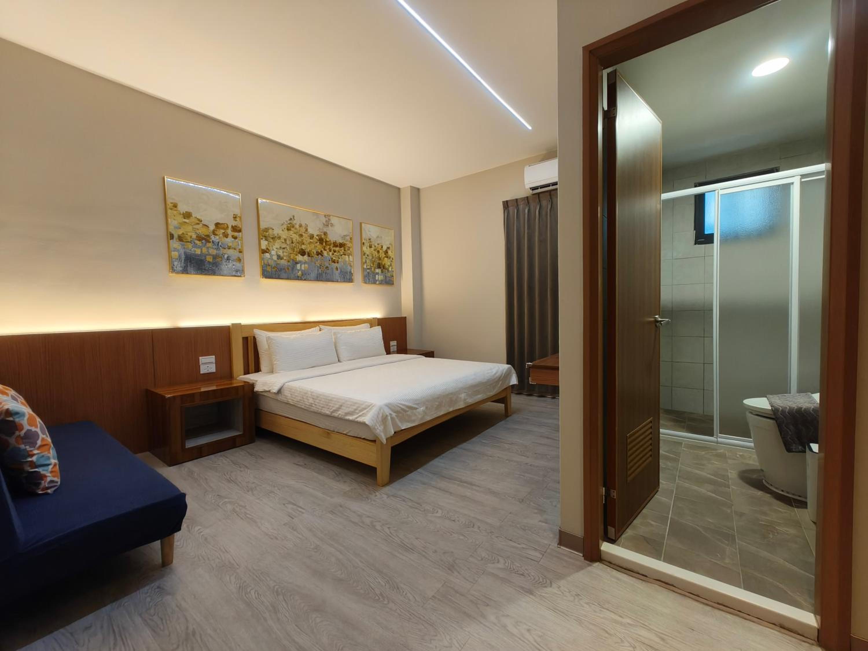 Queen Room photo 1