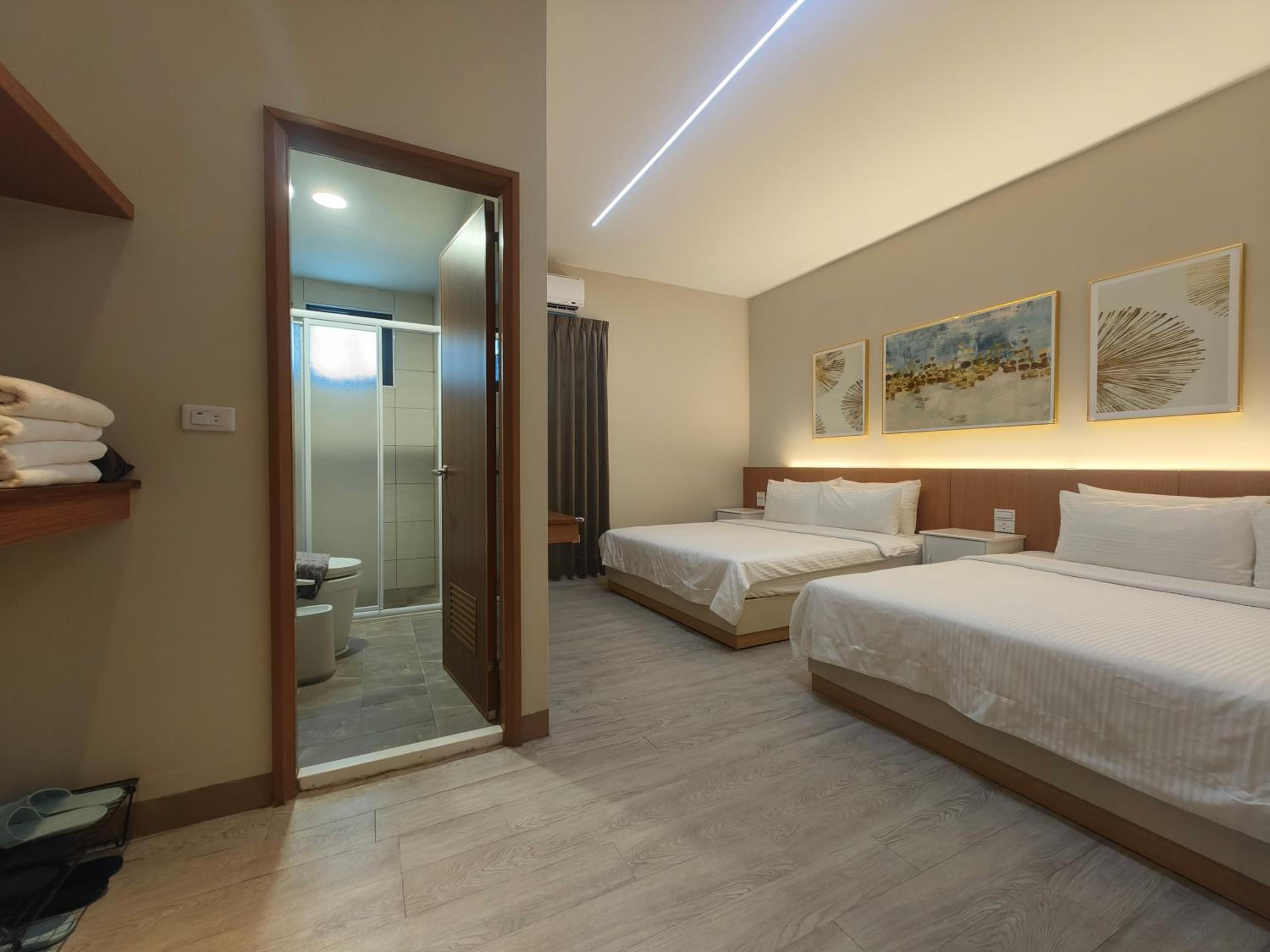Queen Room with Two Queen Beds photo 1