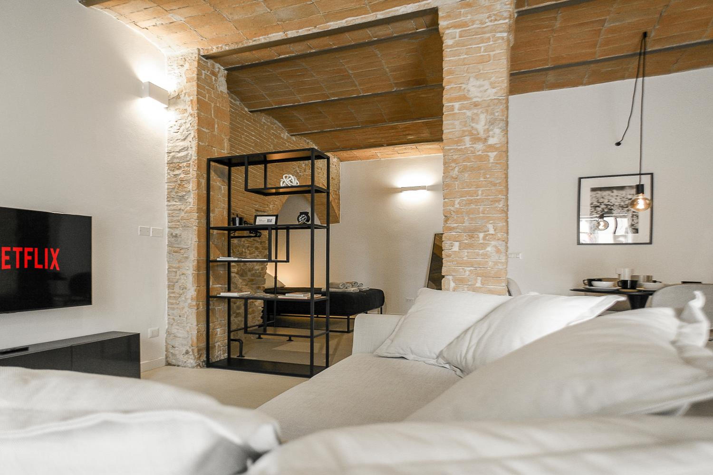 One-Bedroom Loft Apartment  photo 2
