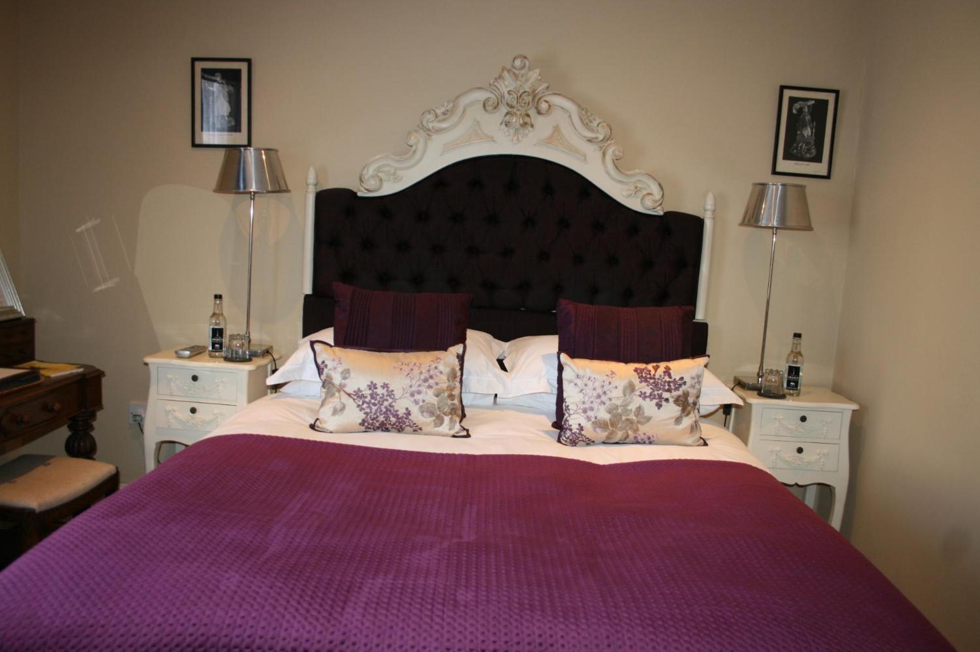 Deluxe Double Room with Shower - Photo 4
