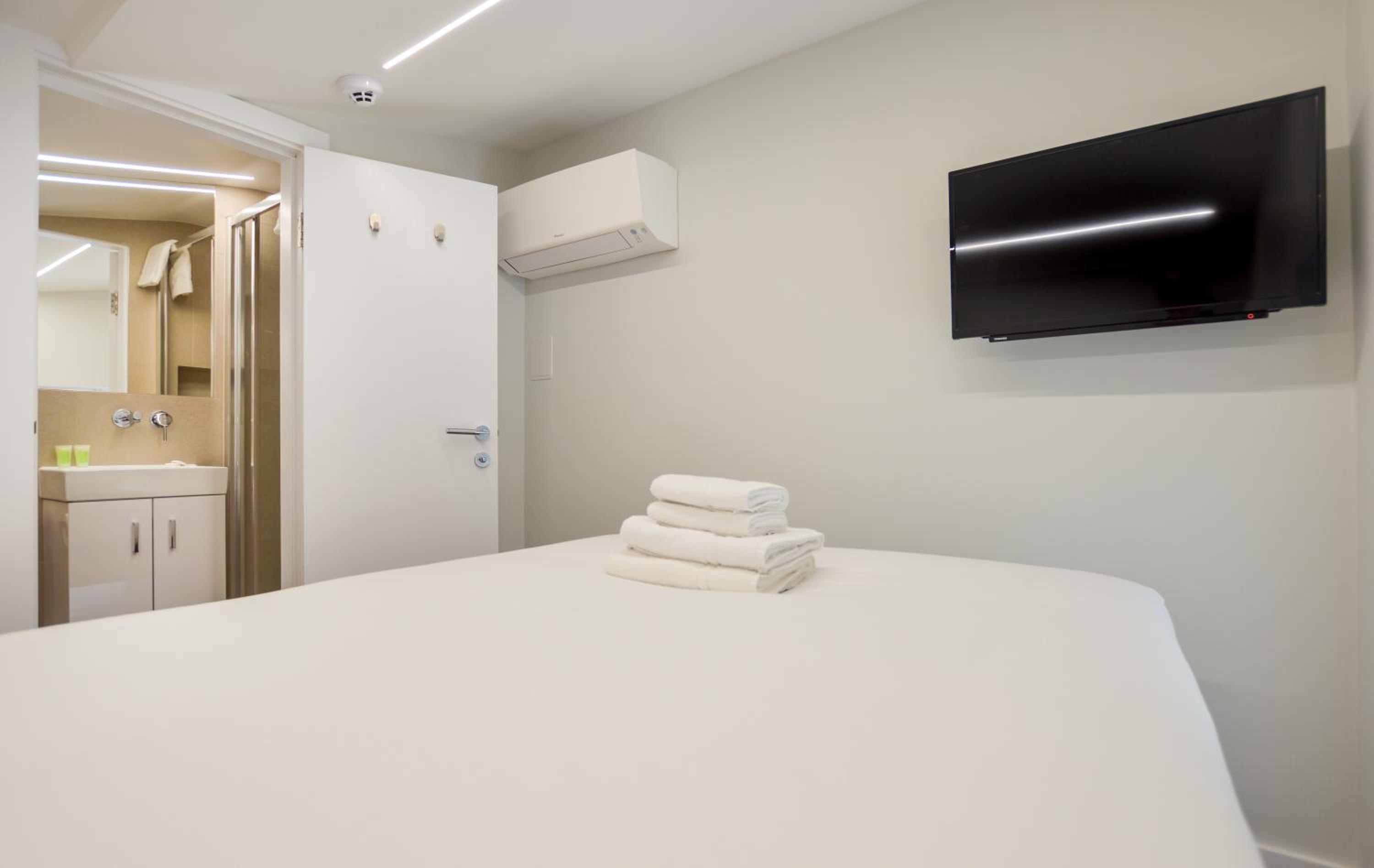 Small Top Floor 1 Bedroom Apartment photo 1