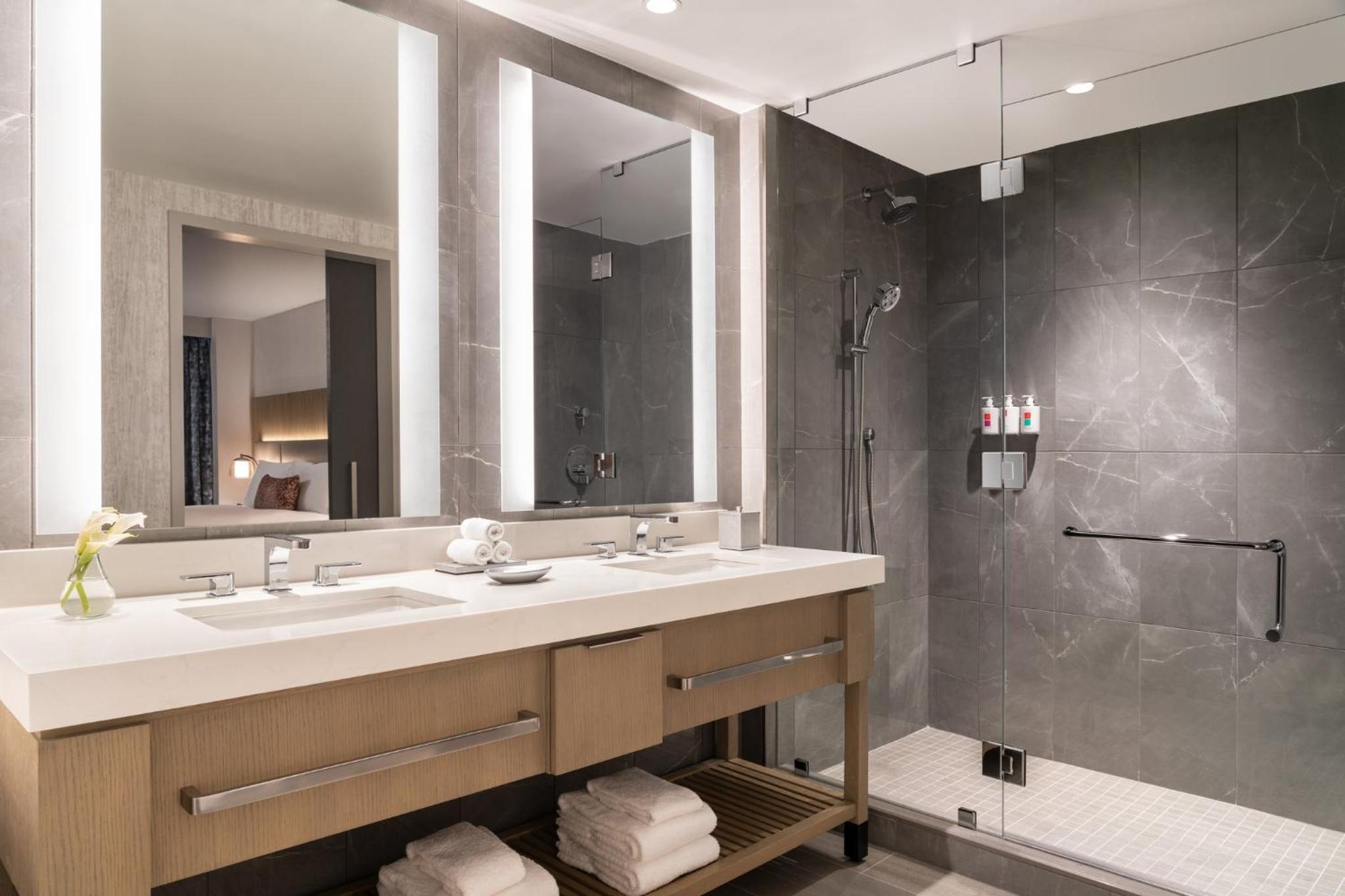 Grand Corner King Suite - Photo 7