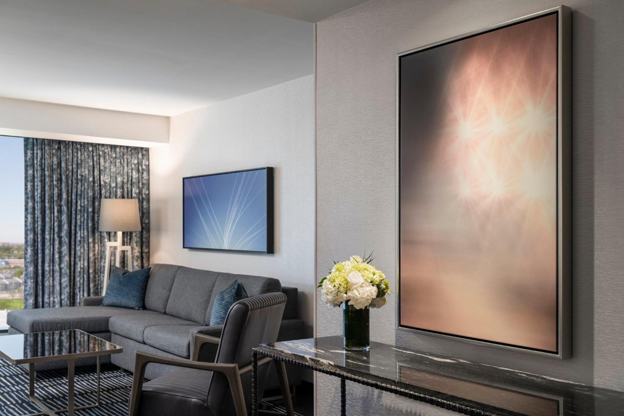 Luxury Suite King Hearing Accessible - Photo 4