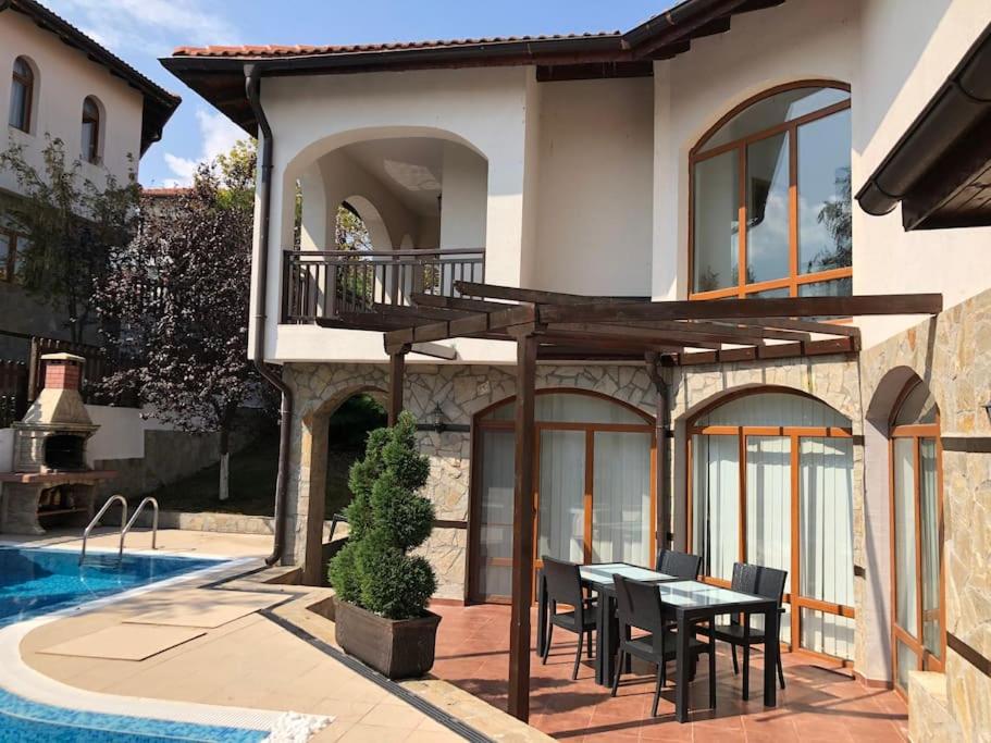 Three-Bedroom Villa photo 1