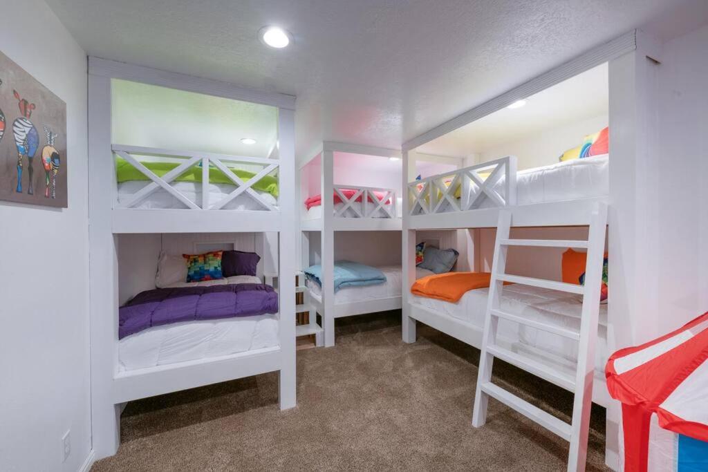 Six-Bedroom House photo 1