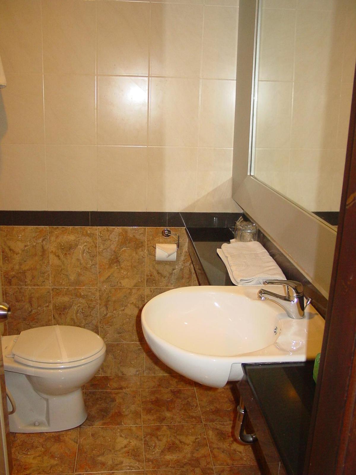 Standard Double or Twin Room - Photo 2