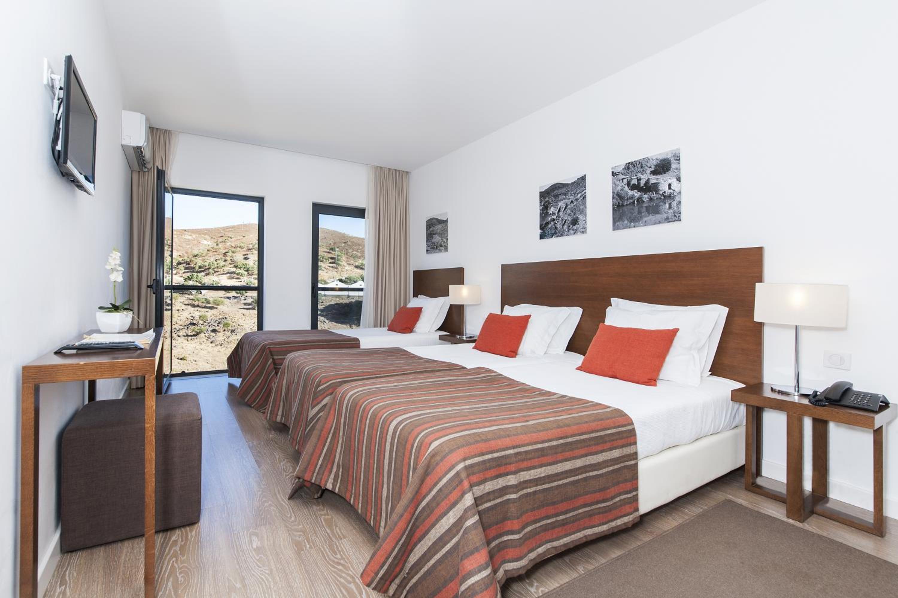 Twin Room with Extra Bed - Photo 2