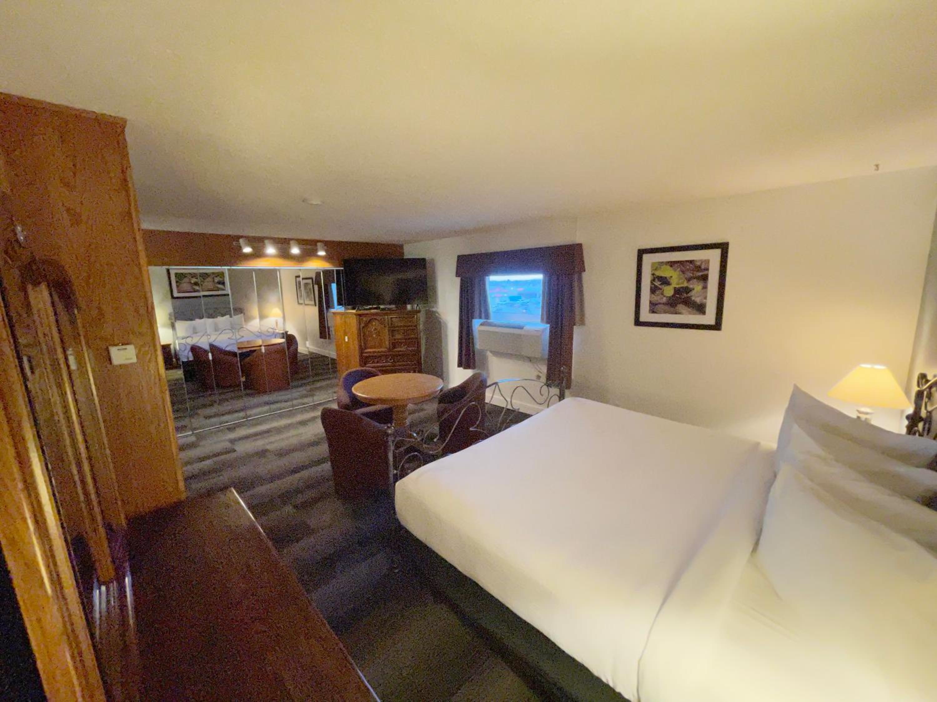 Deluxe Queen Room - Non-Smoking - Photo 3