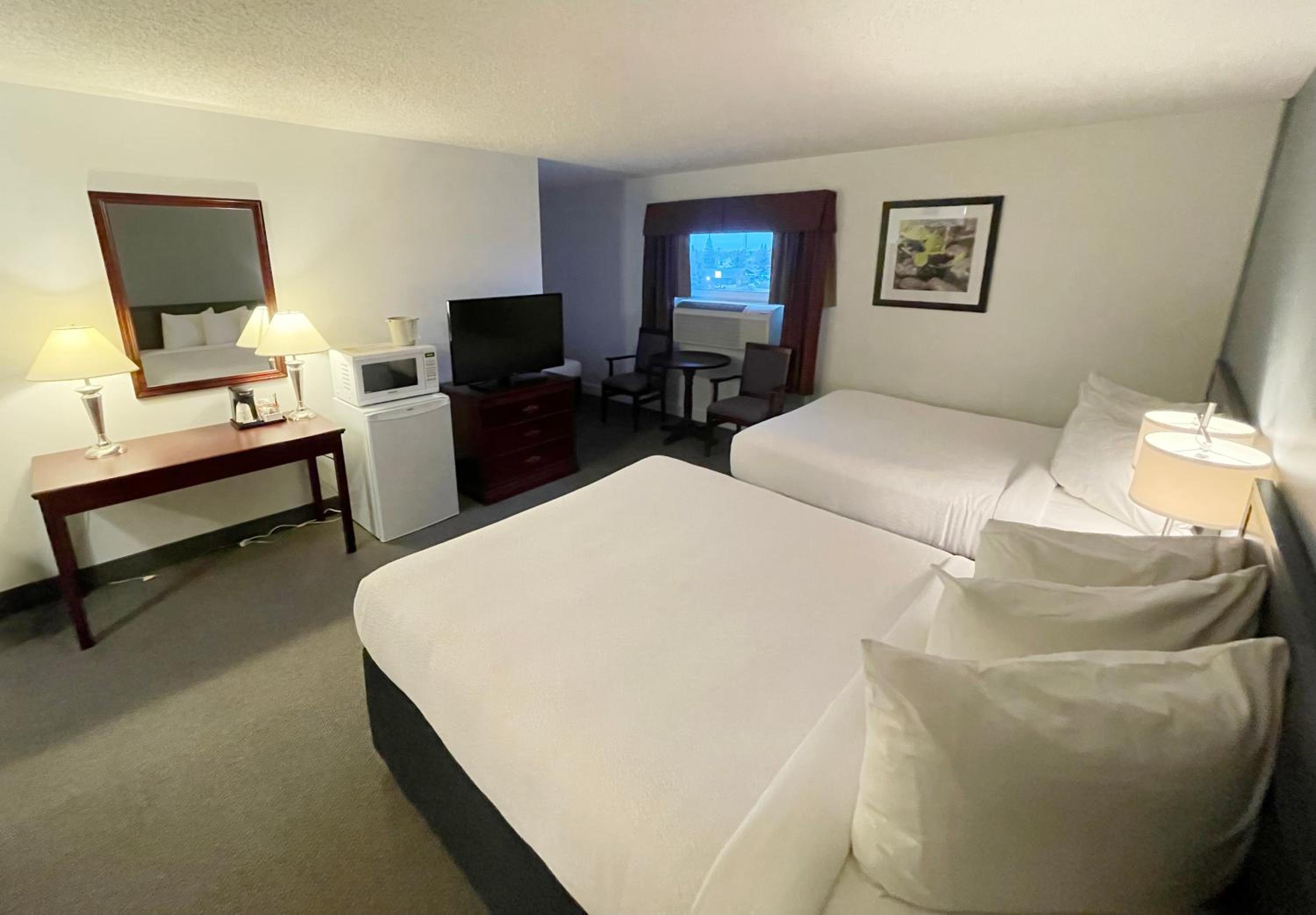 Queen Room with Two Queen beds and Twin Bed - Non-Smoking - Photo 3