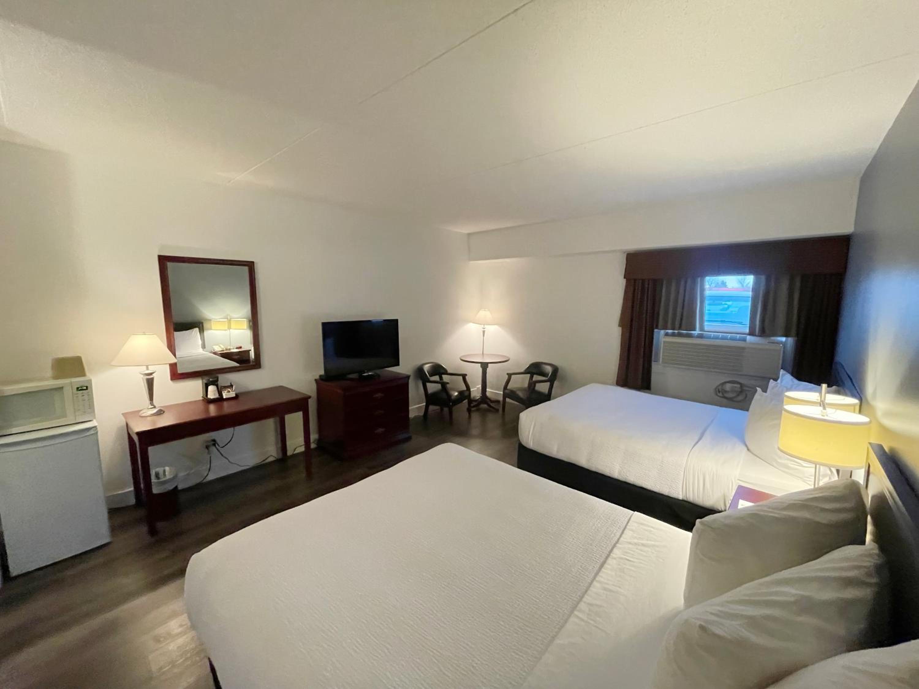 Queen Room with Two Queen Beds - Non-Smoking - Photo 5