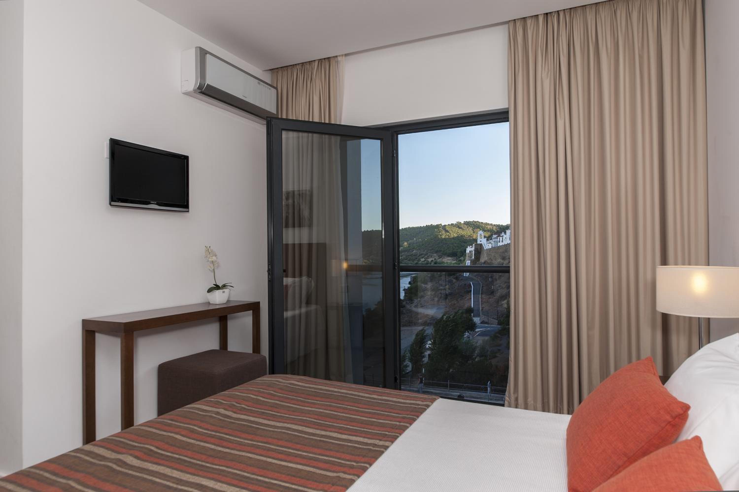 Double or Twin Room with River View - Photo 6
