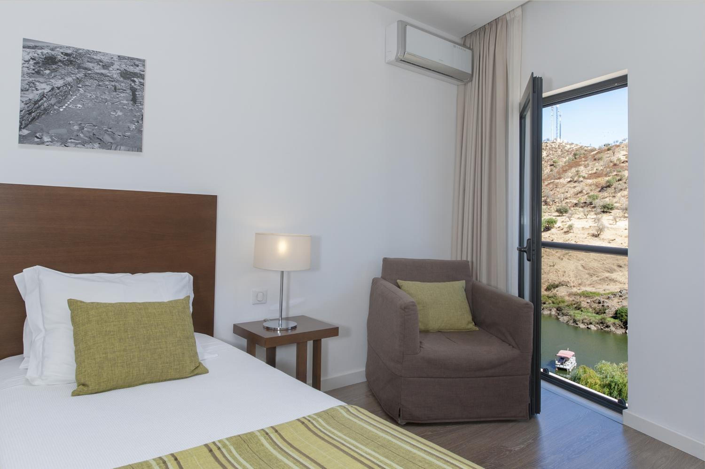 Double or Twin Room with River View - Photo 5