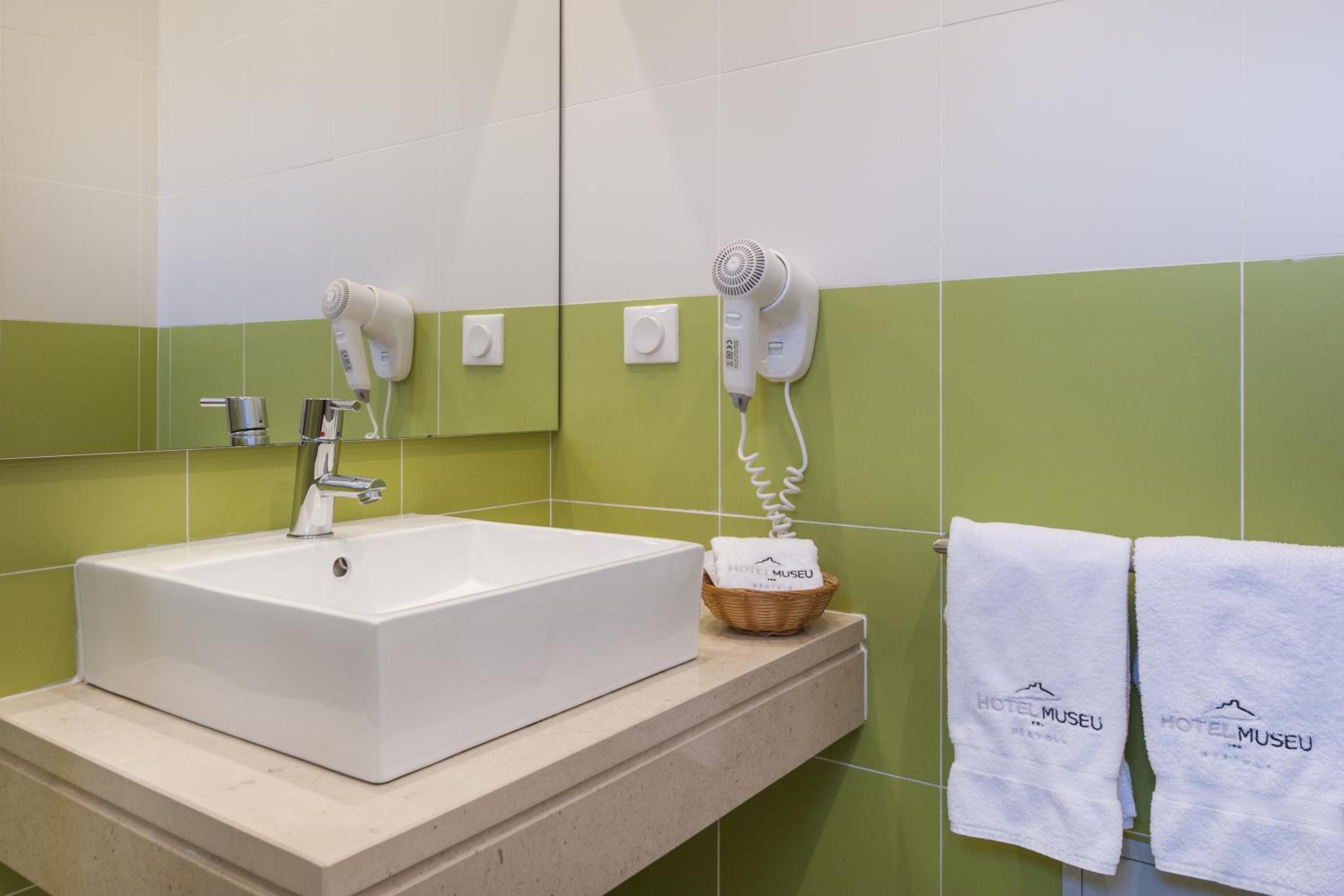 Double or Twin Room with River View - Photo 9