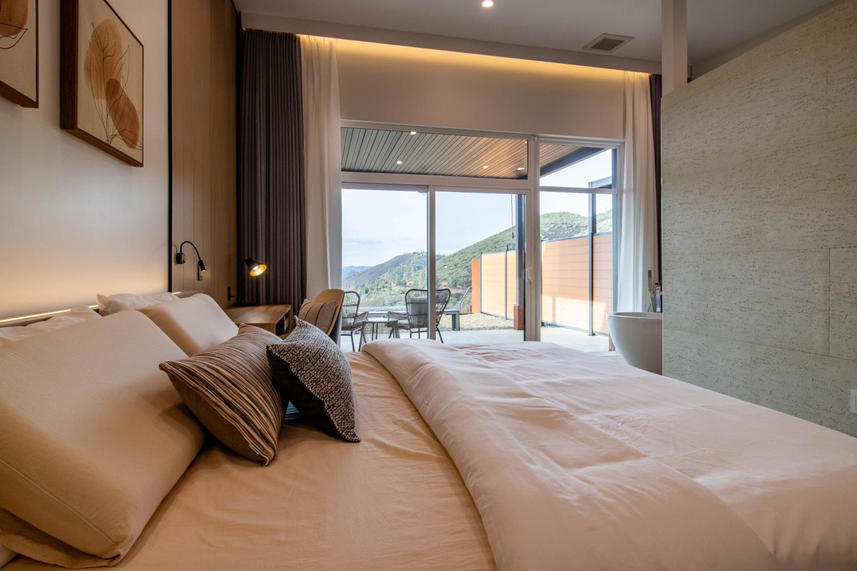 Deluxe Double Room with Extra Bed photo 1