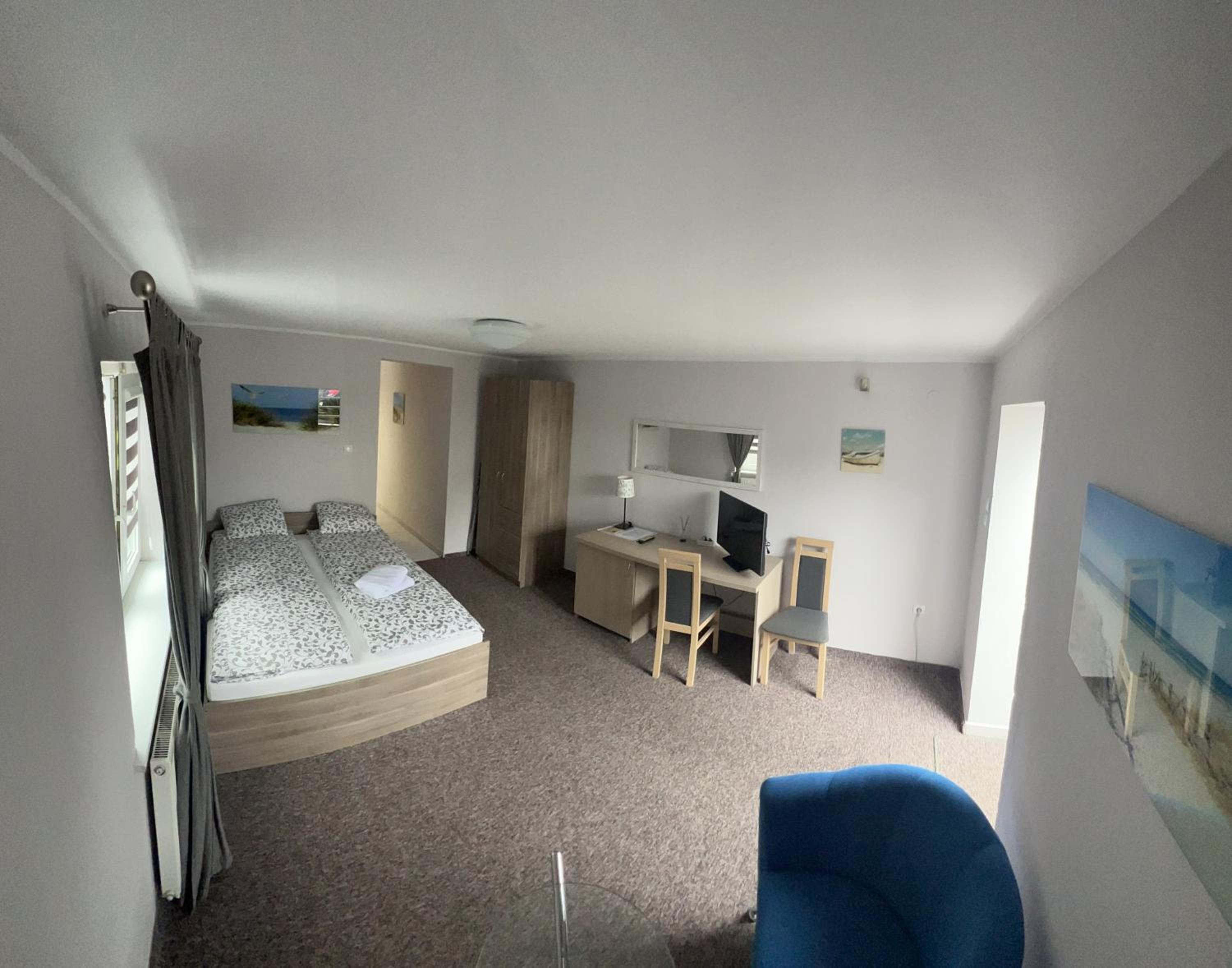 (19) Double Room with Kitchen and Private Entrance photo 3