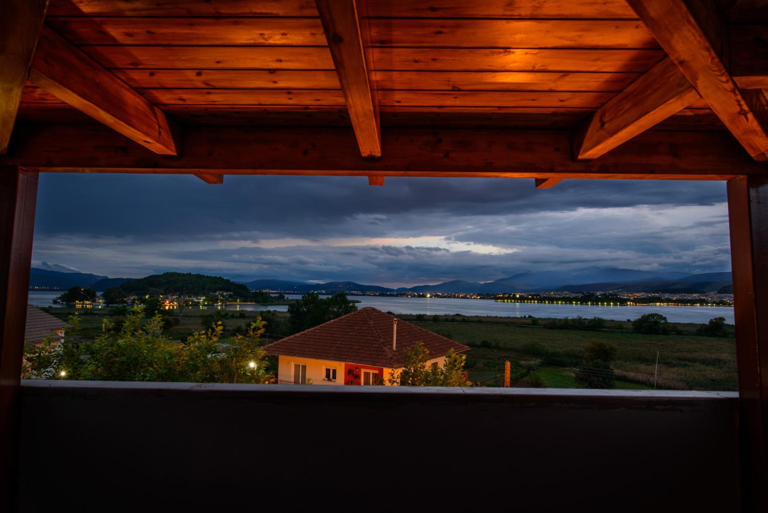 Apartment with Lake View - Photo 8