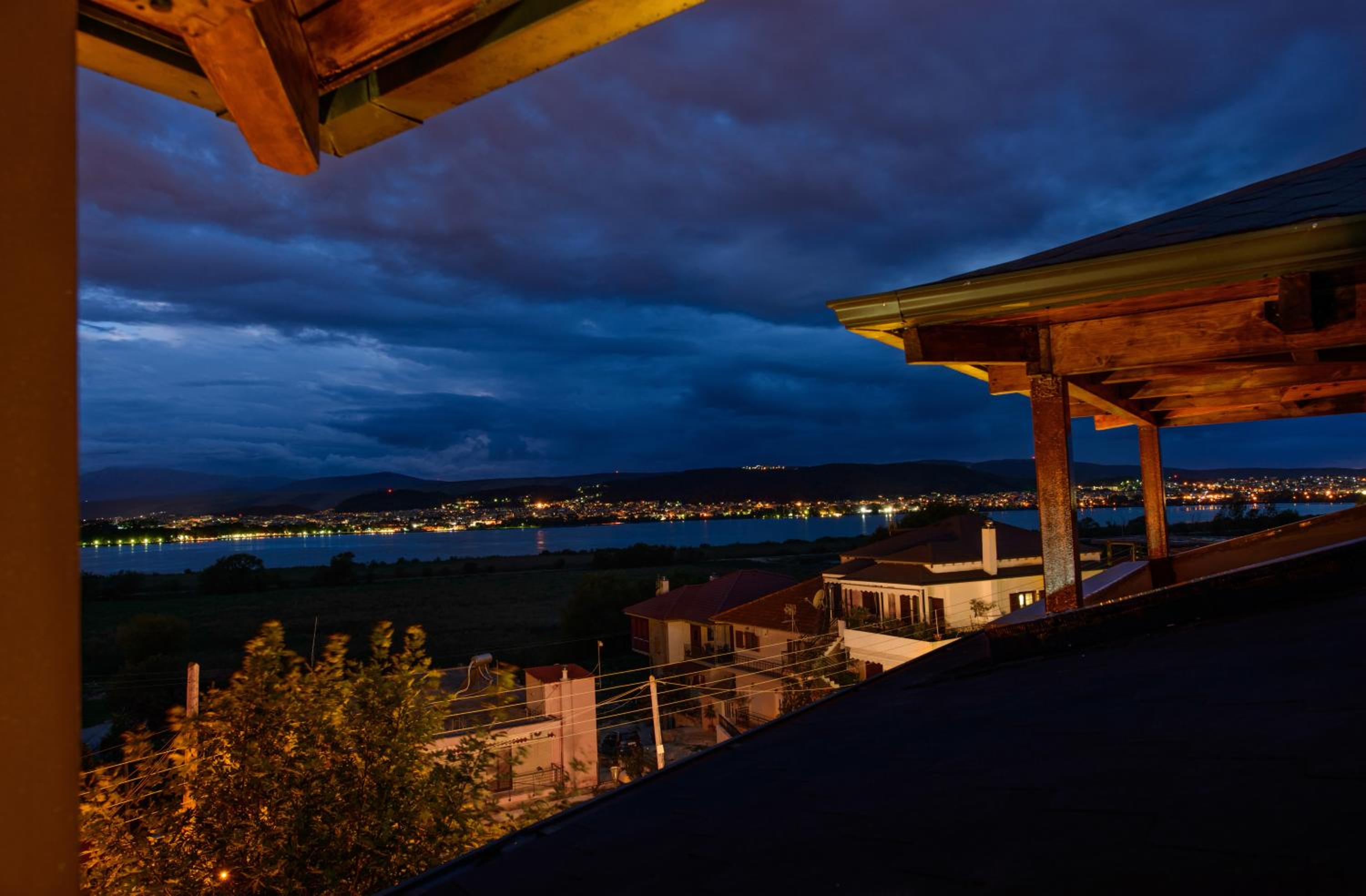 Apartment with Lake View - Photo 2