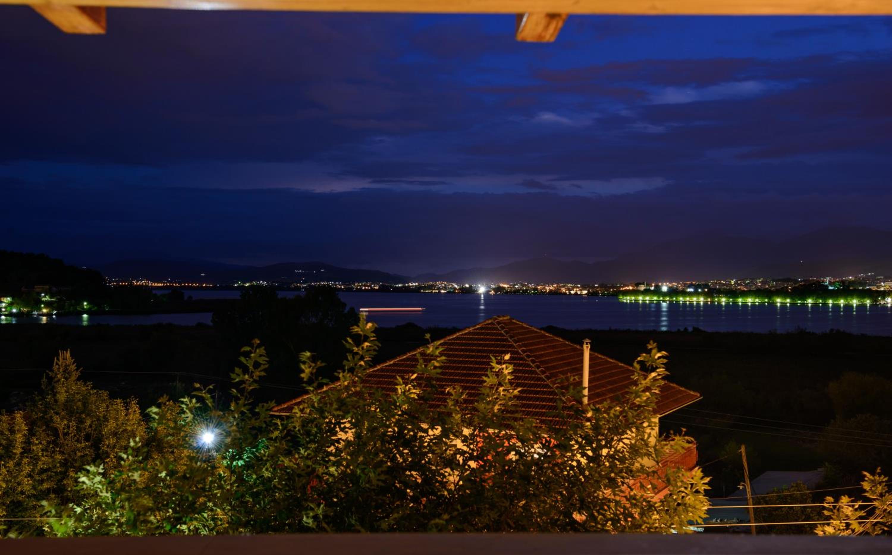 Apartment with Lake View - Photo 6
