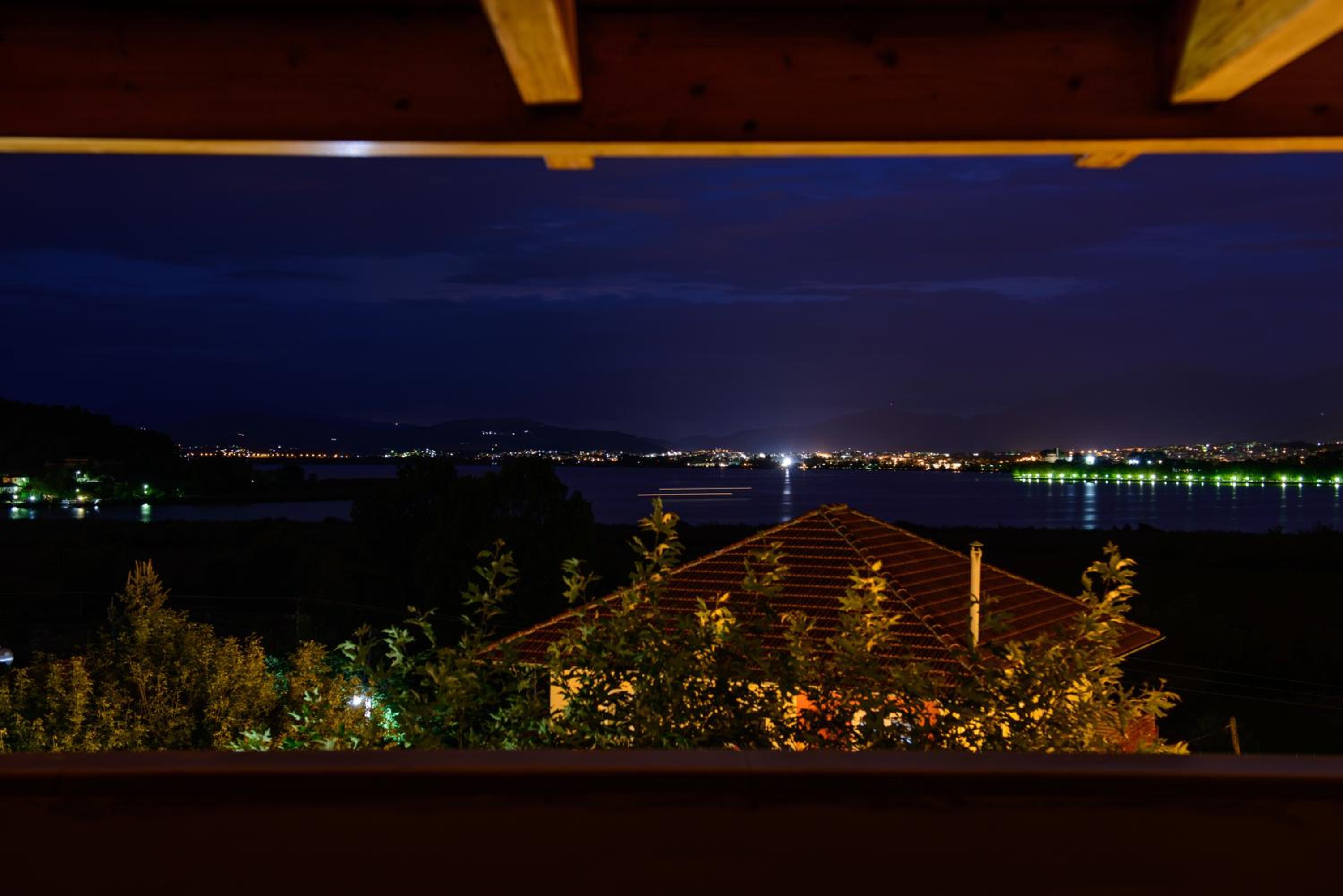 Apartment with Lake View - Photo 5