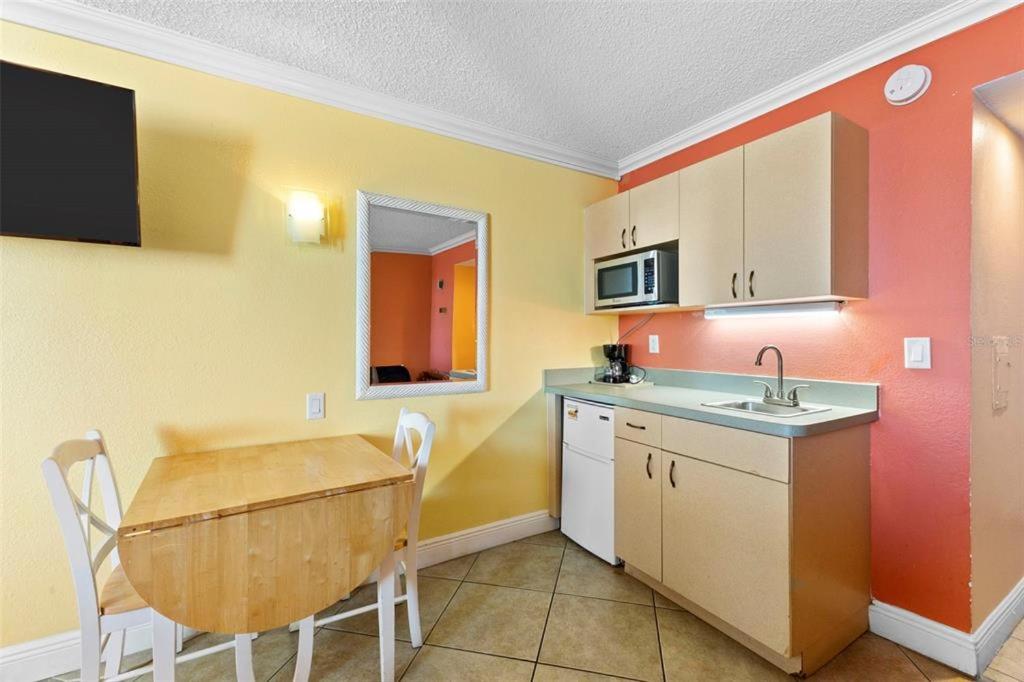 Studio Apartment - Photo 18