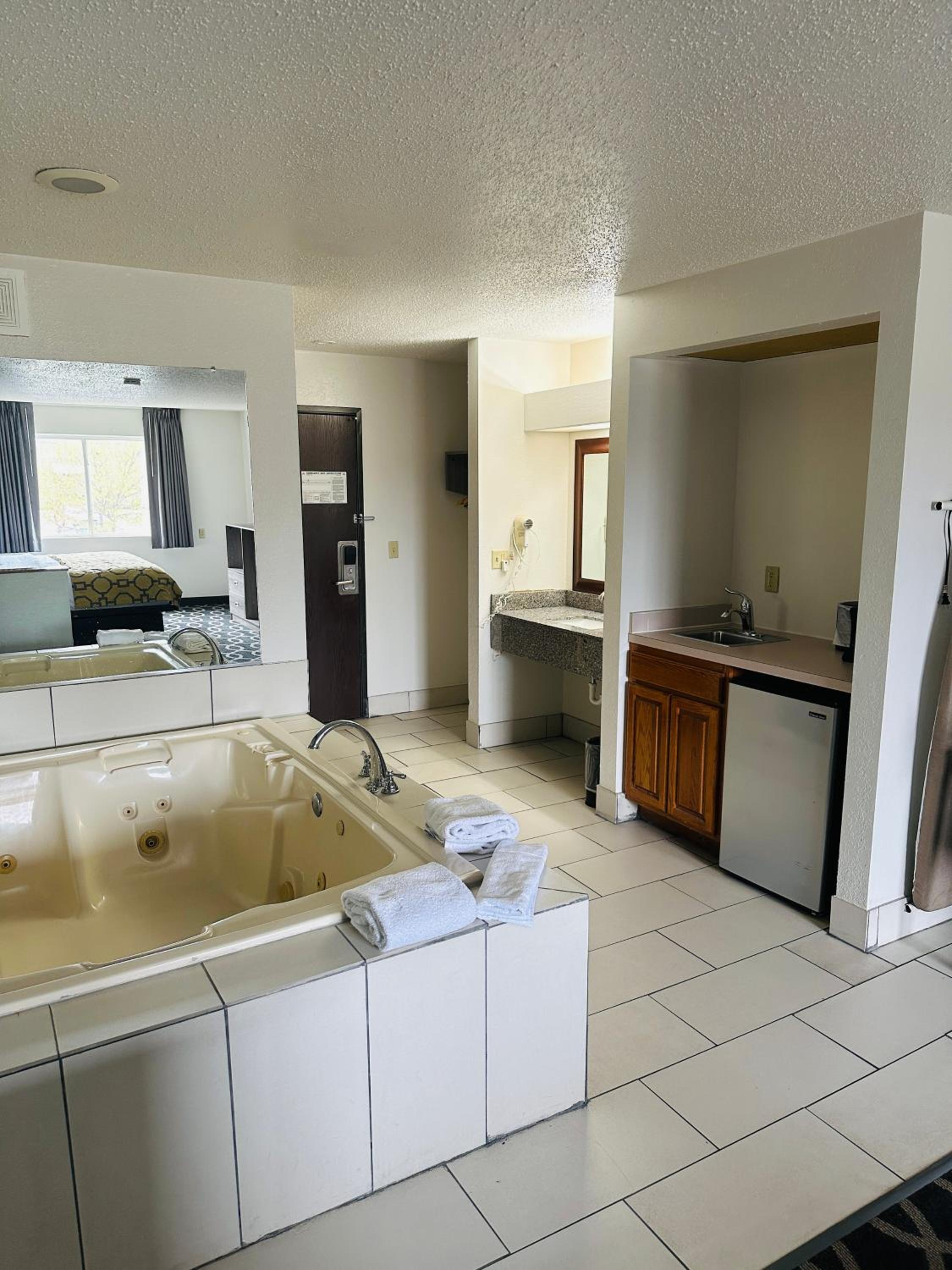 Deluxe King Studio Suite - Non-Smoking - Photo 6