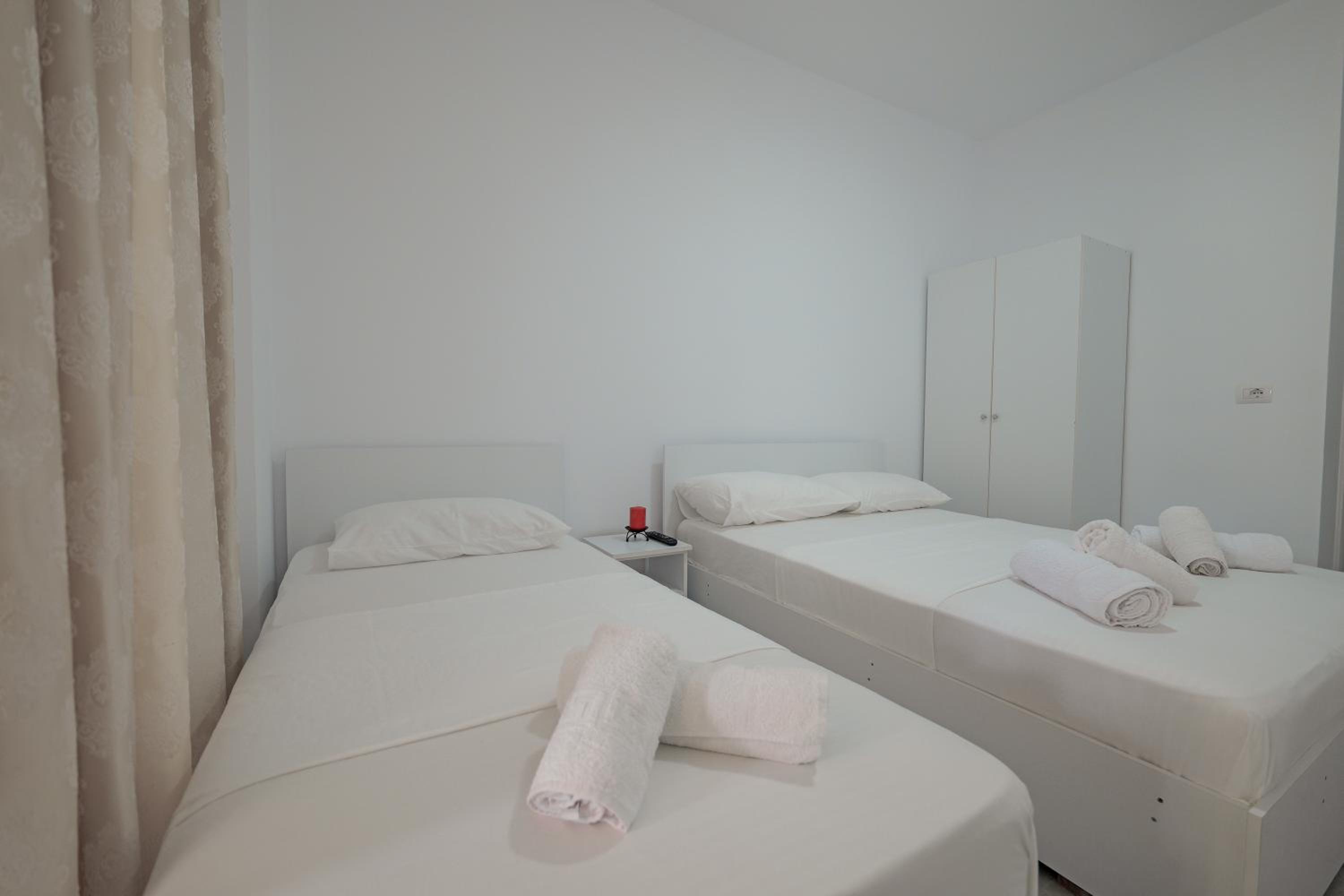 Economy Triple Room photo 2