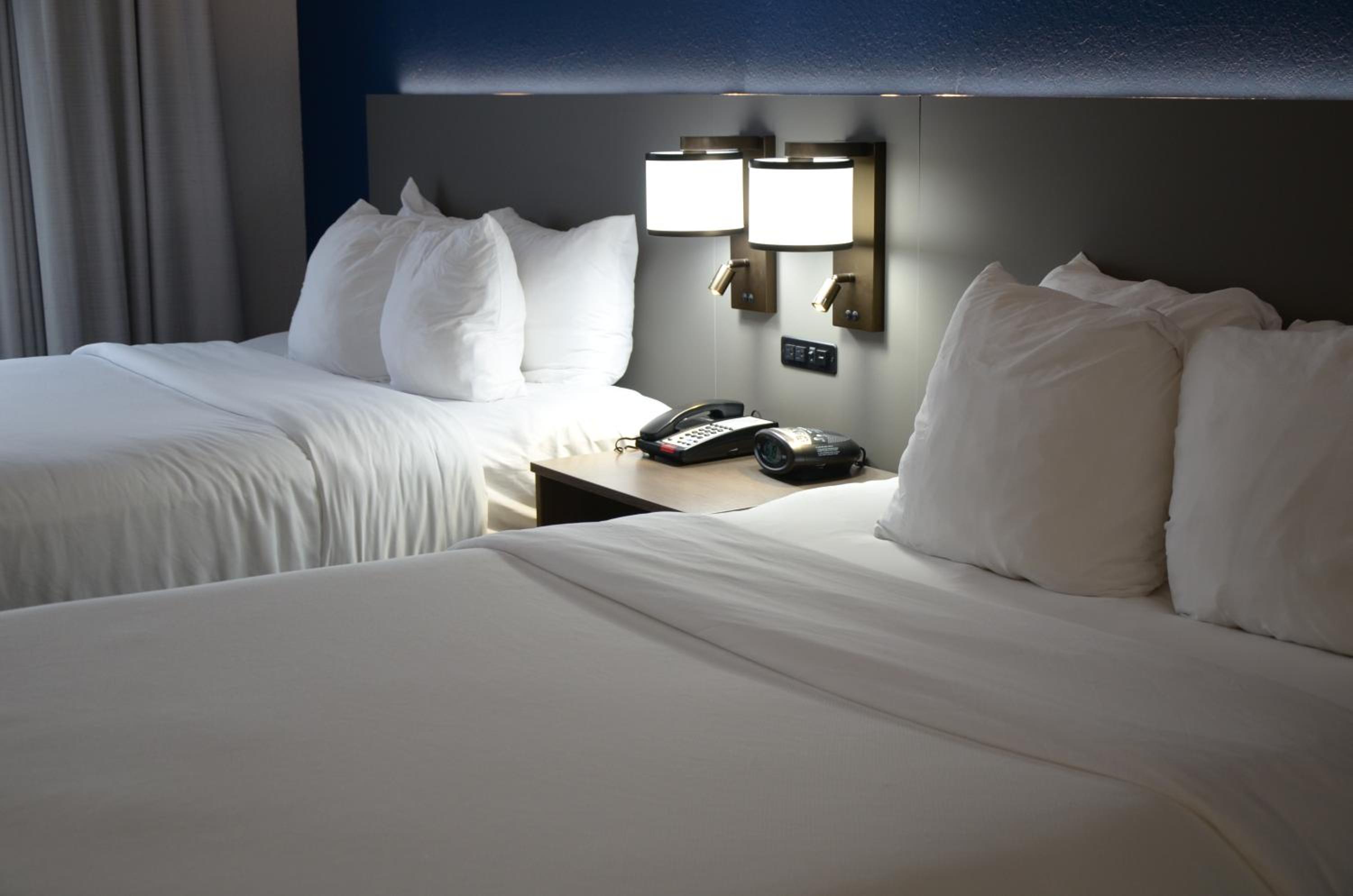 Queen Suite with Two Queen Beds - Non-Smoking - Photo 4