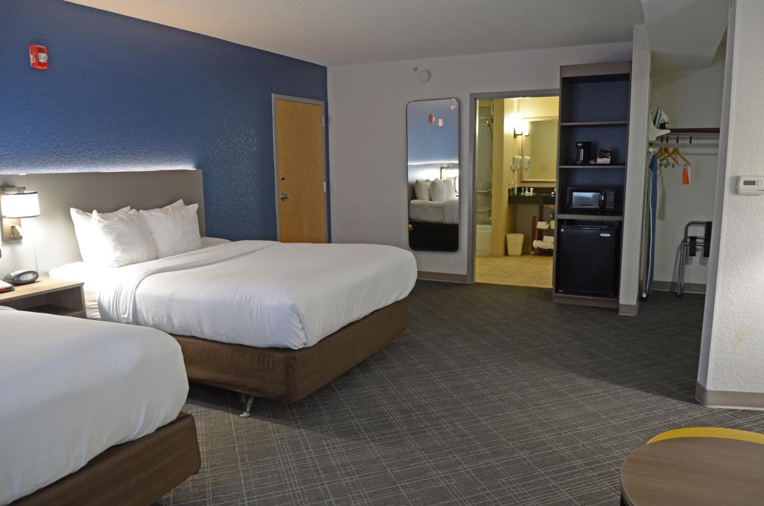 Queen Suite with 2 Queen Beds - Disability Access/Non-Smoking - Photo 1