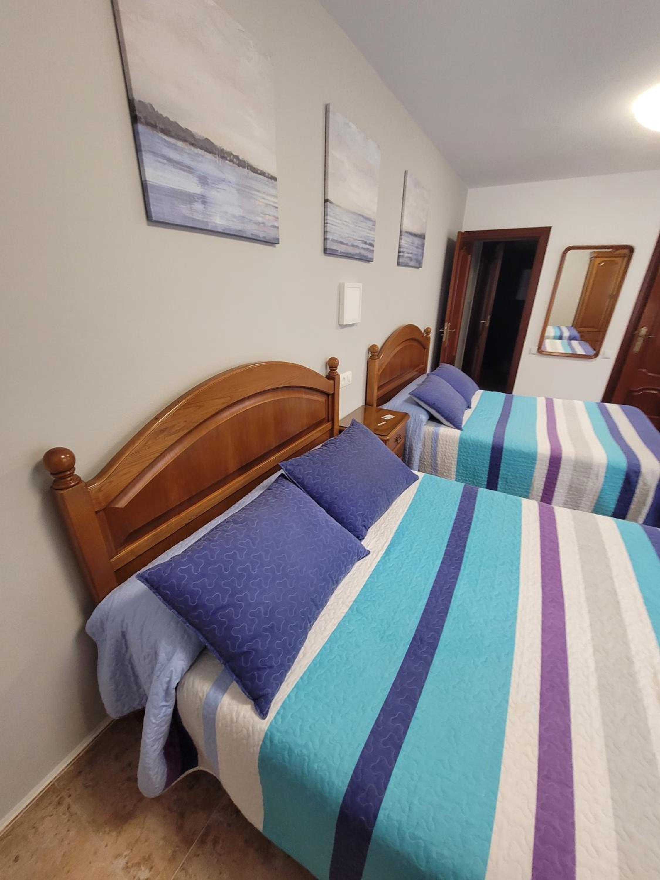 Quadruple Room with Private Bathroom - Photo 3