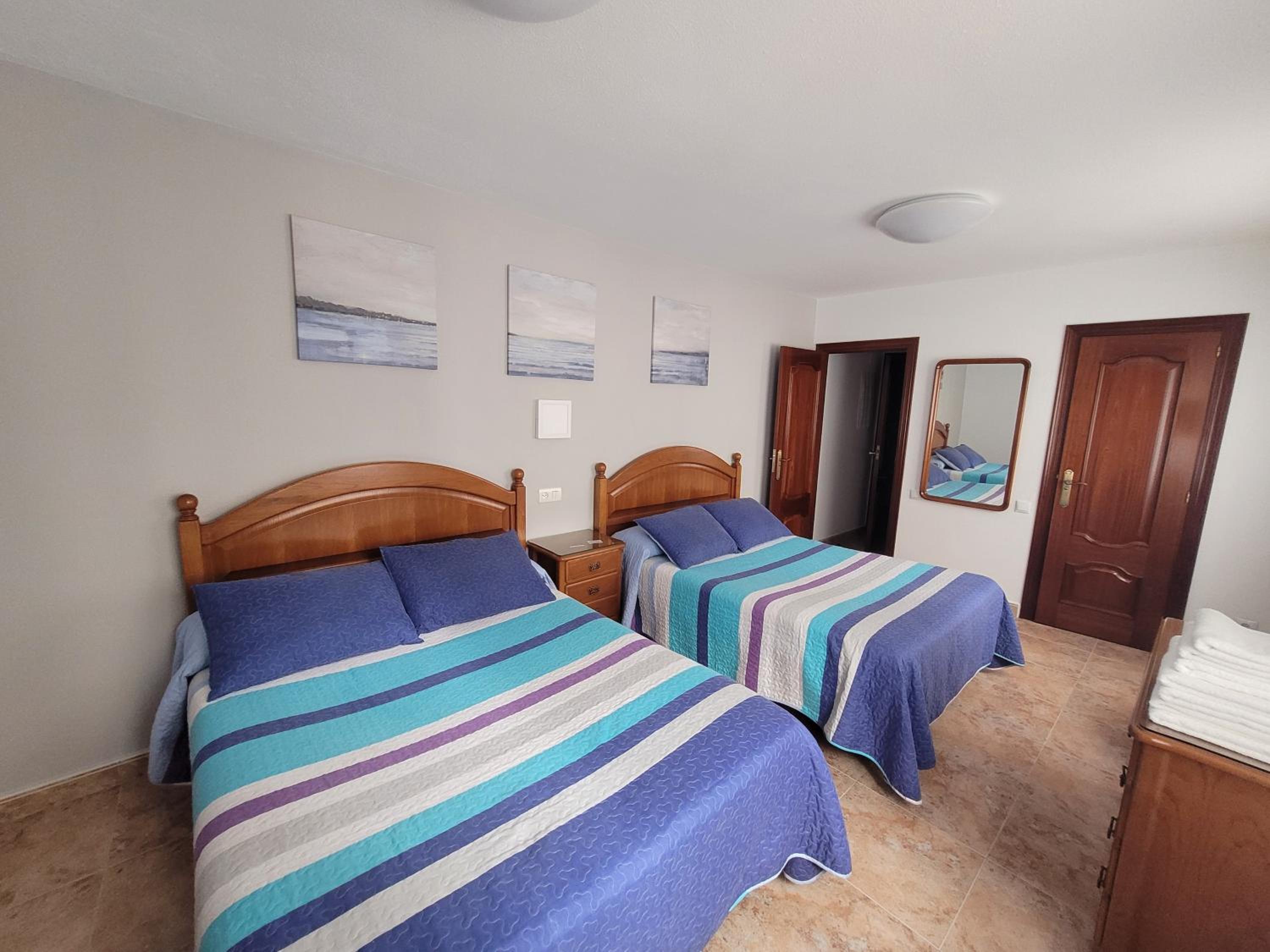 Quadruple Room with Private Bathroom - Photo 2
