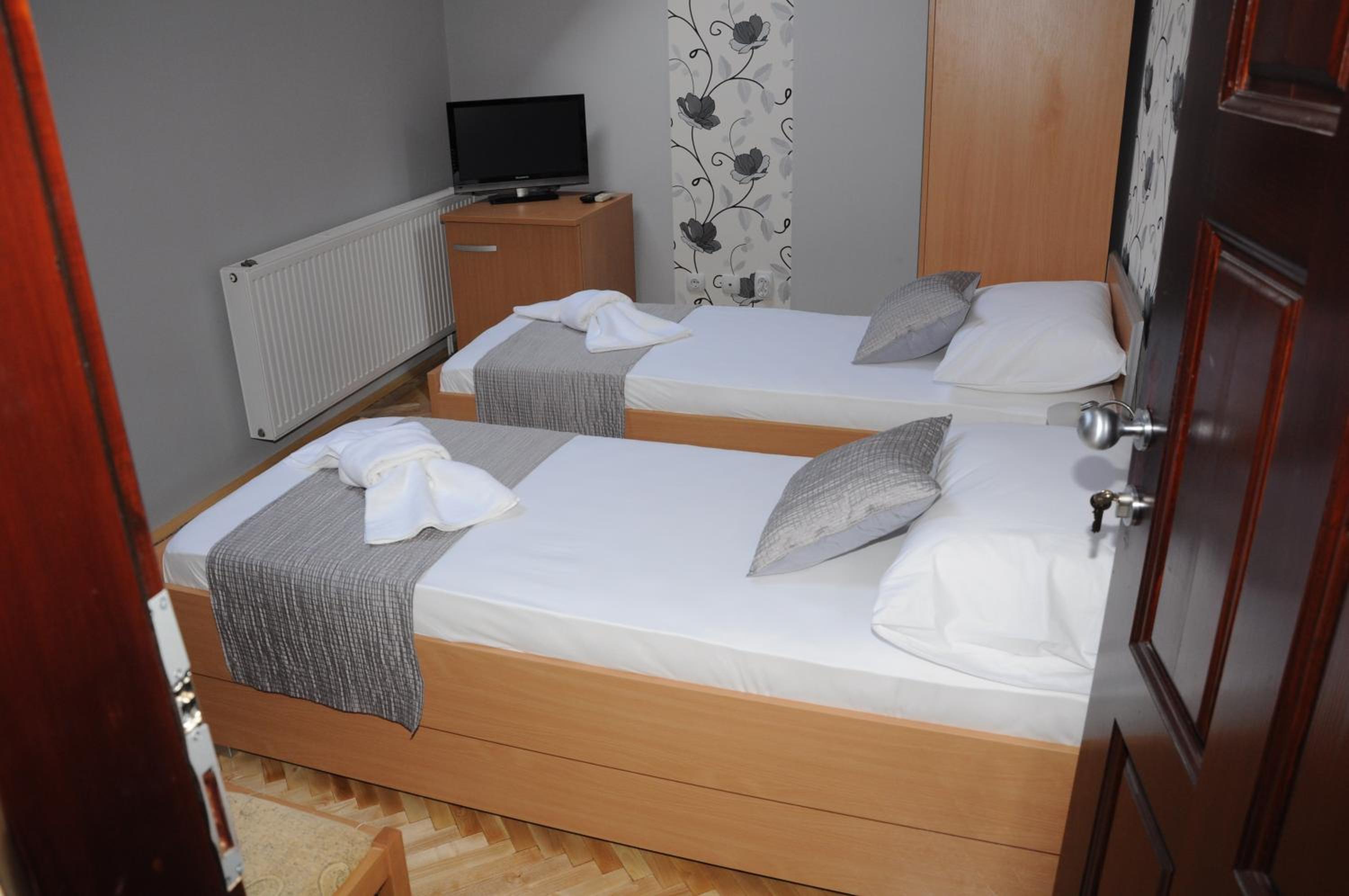 Double or Twin Room with Private Bathroom - Photo 13