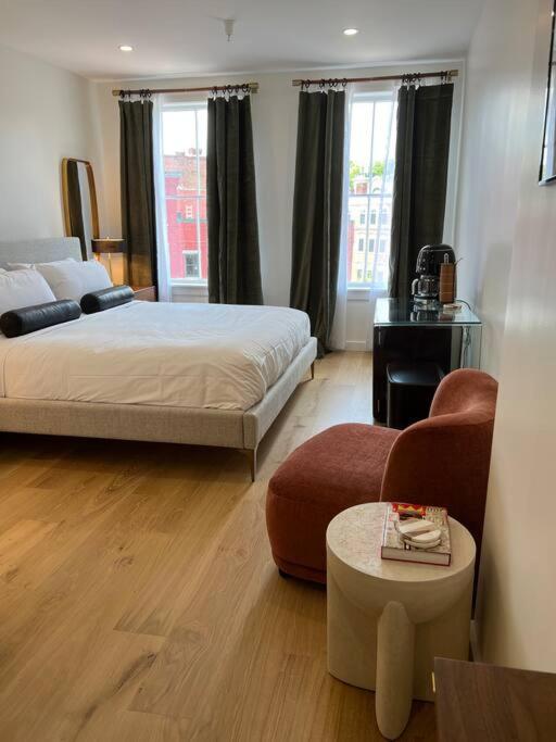 Deluxe King Room photo 1