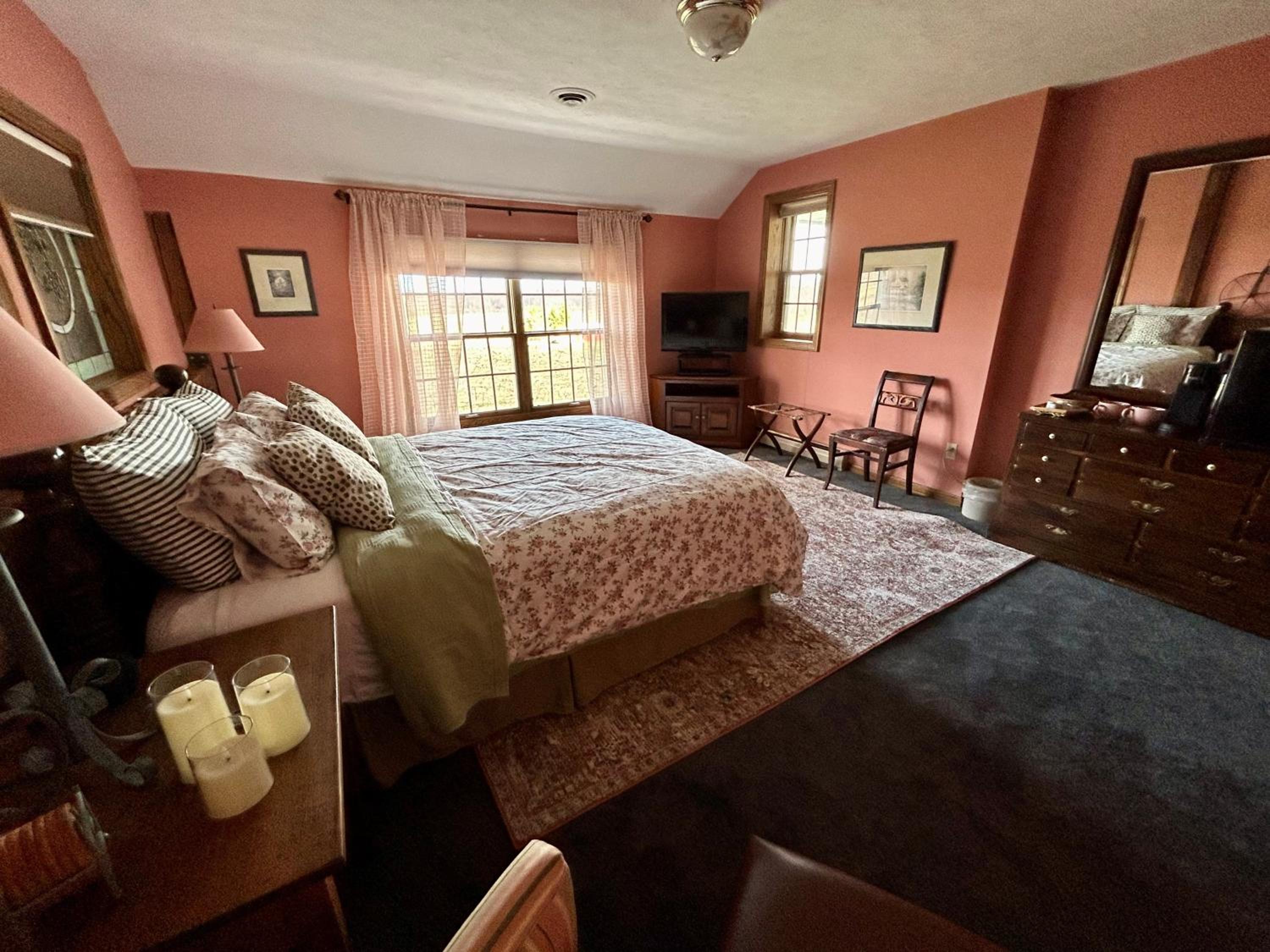 Queen Room photo 2