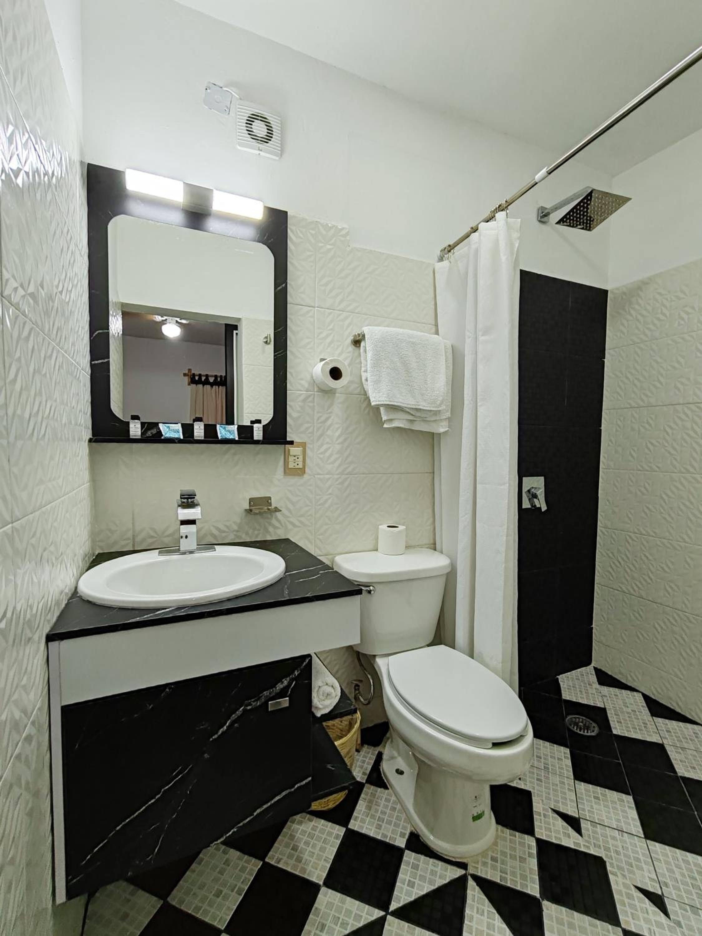 Deluxe Double Room with Two Double Beds - Photo 4