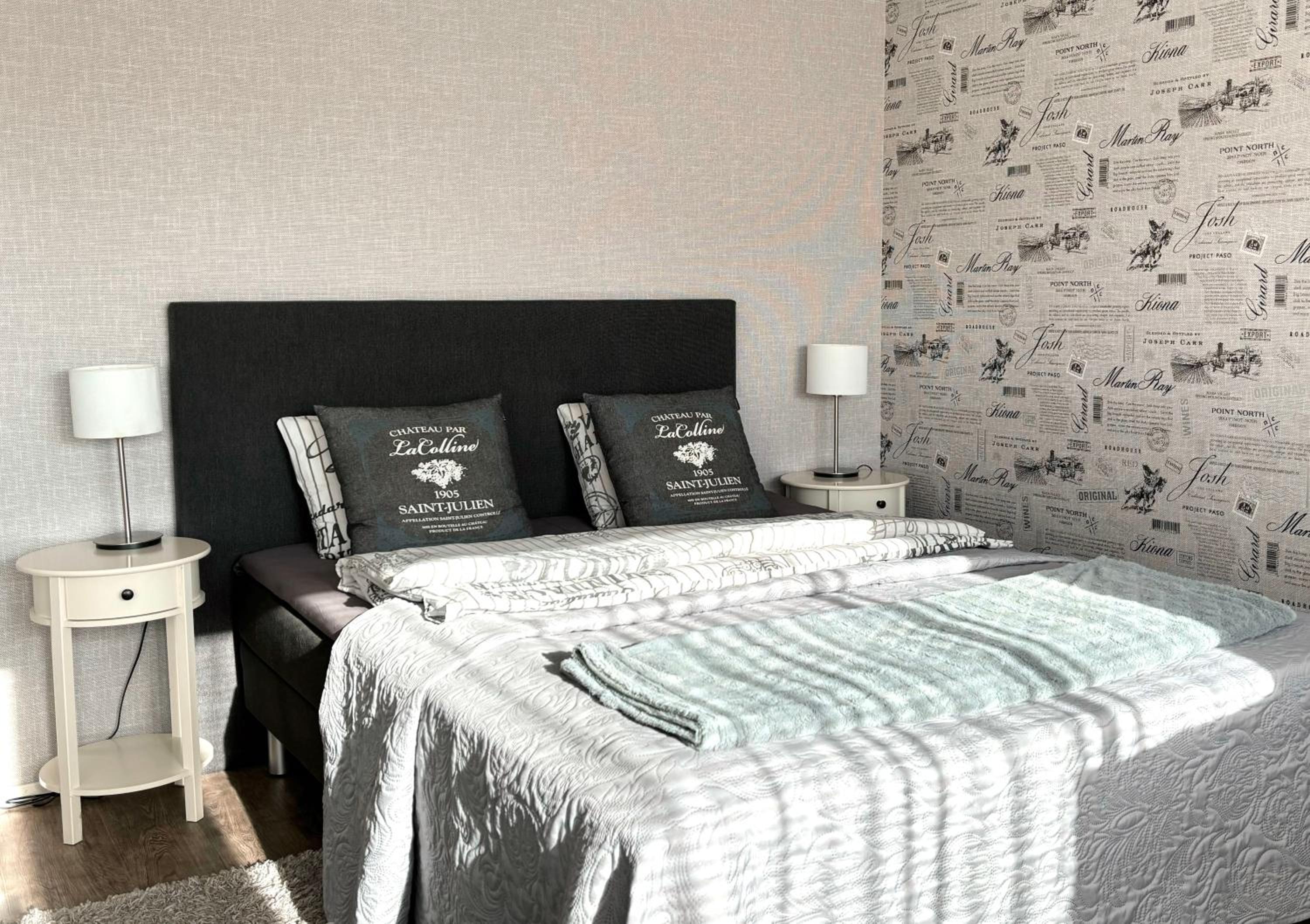 Deluxe Double Room with Balcony - Photo 9