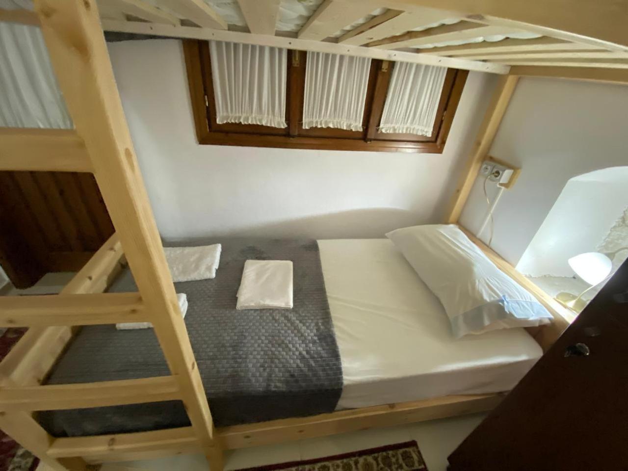 Bed in 8-Bed Dormitory Room photo 1