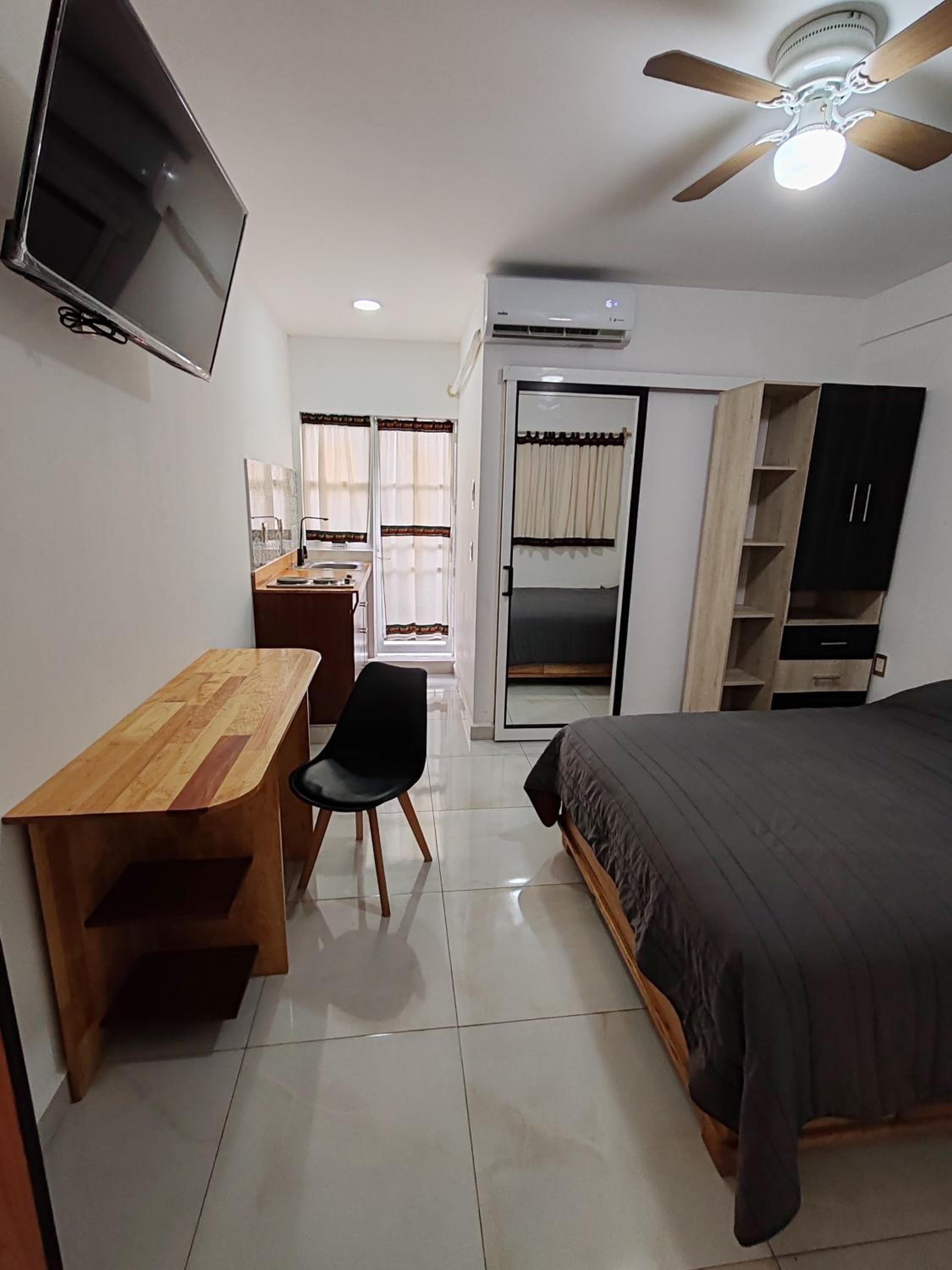Double Room with Balcony - Photo 8