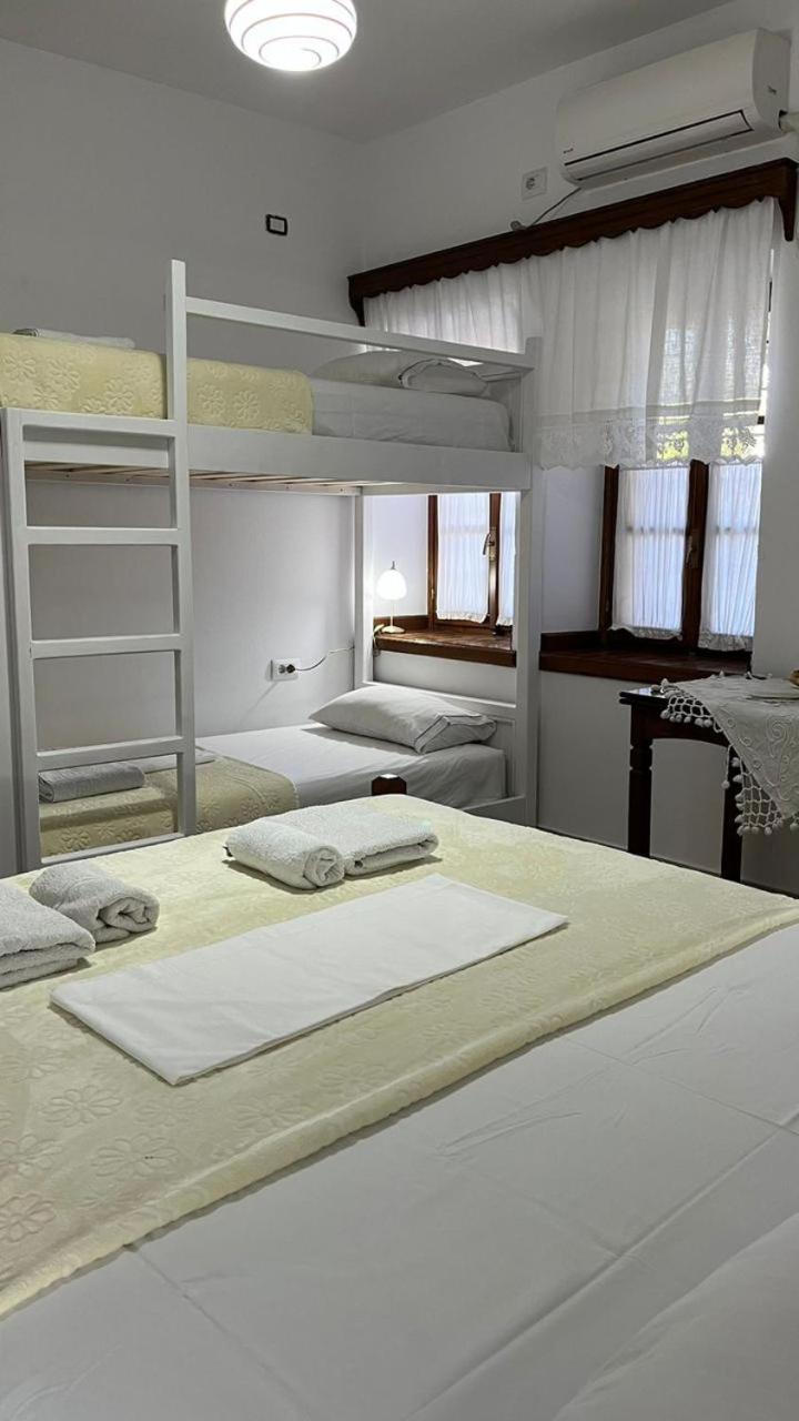 Quadruple Room with Private Bathroom photo 3