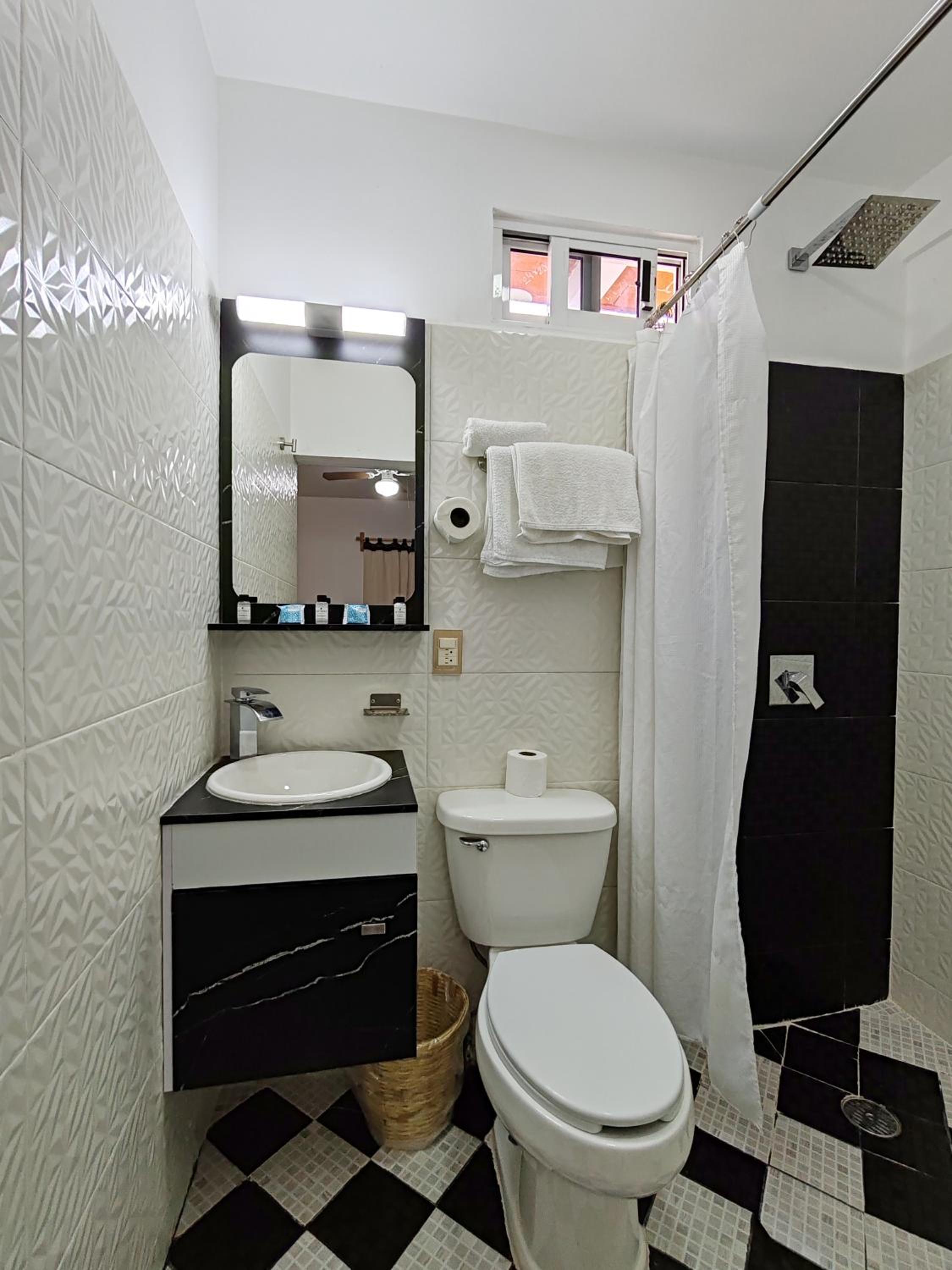 Double Room with Balcony - Photo 4
