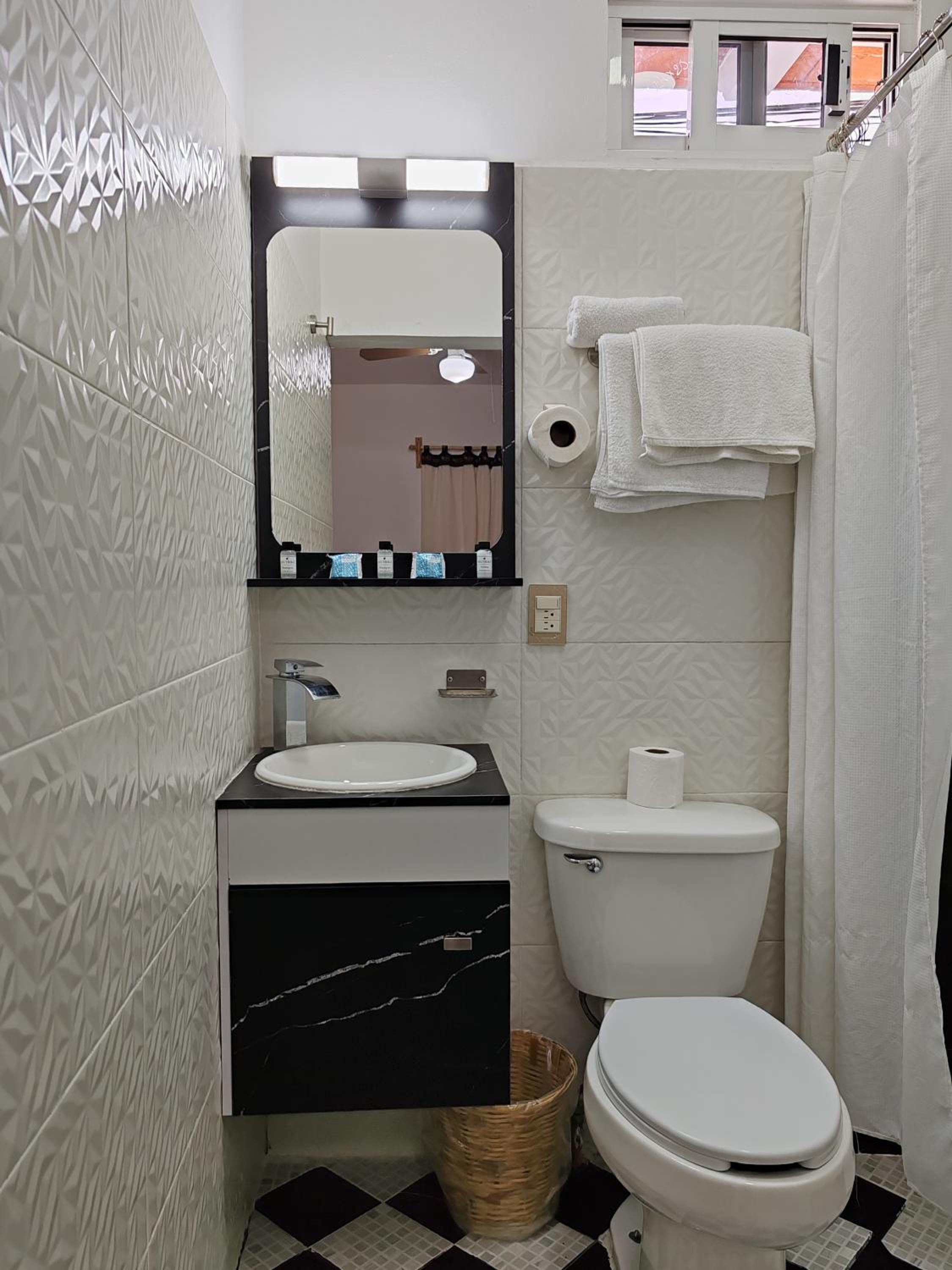 Double Room with Balcony - Photo 2